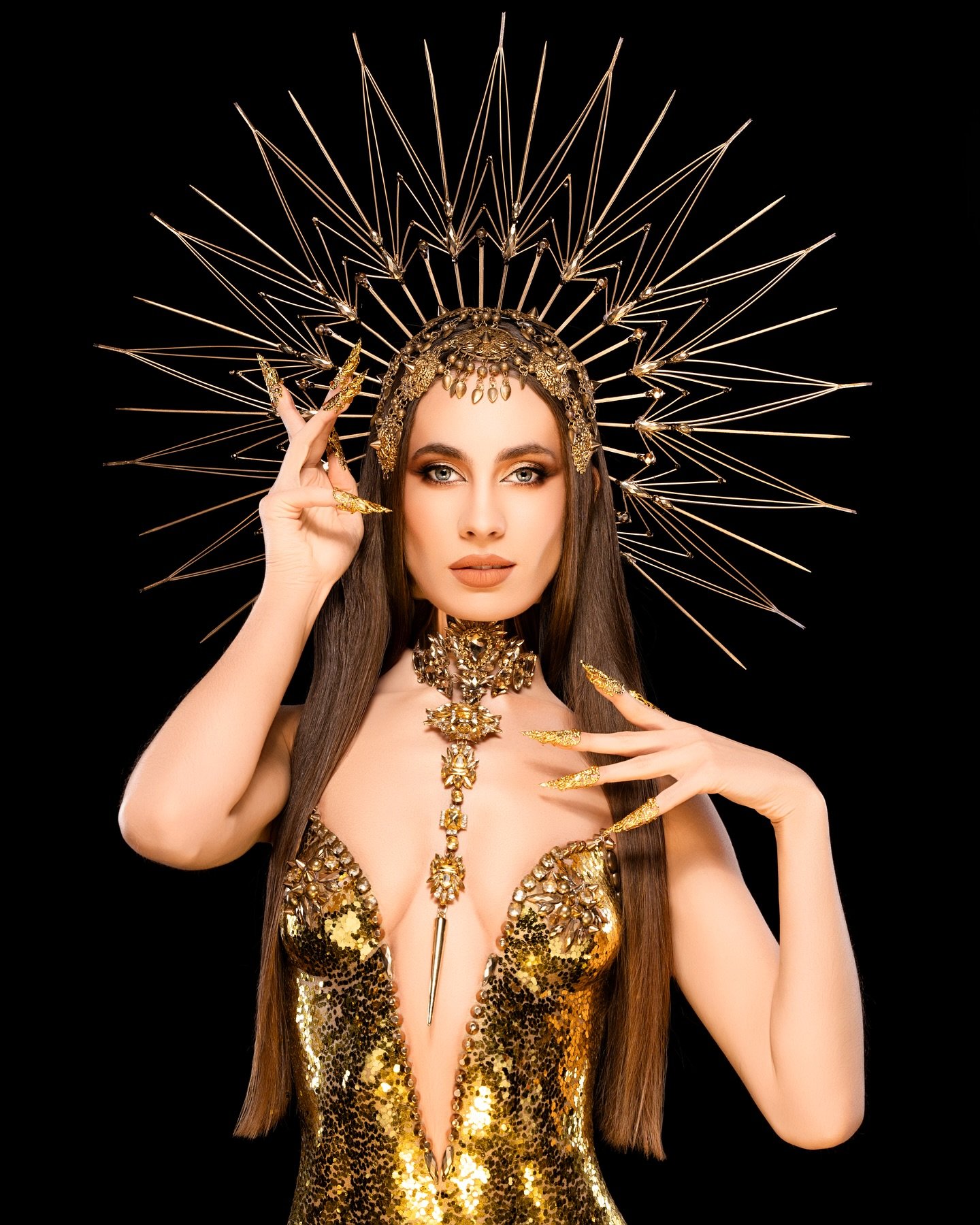 ✨D&eacute;esse✨
.
.
Model : @anyamatthews_ 
Makup/bodypaint/art pieces : @maeva.coree_makeup 
Shoot @royalpalacekirrwiller 
.
.
#showgirl #burlesque #dancer #burlesquedancer #cabaret #pinup #burlylife #burlesqueperformer #dance #burlesqueshow #dragqu