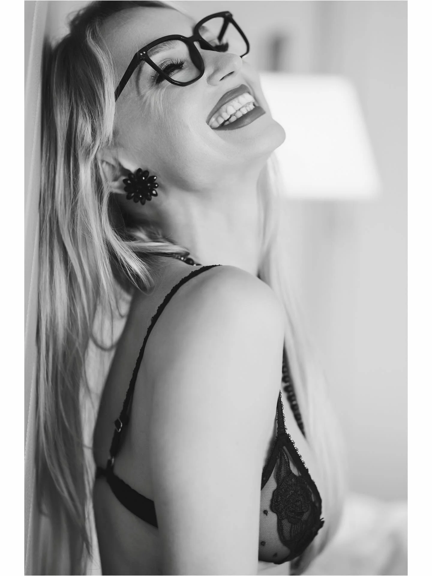 Not Your Usual Secretary 💋
.
Feat @allasamorodska @sofitelstrasbourg 
.
.
.
.
#boudoirphotography #blackandwhitephotography #sensualportrait #fineartportrait #lingeriephotography #monochromeart #intimateportrait #photographeboudoir #photographeenfra