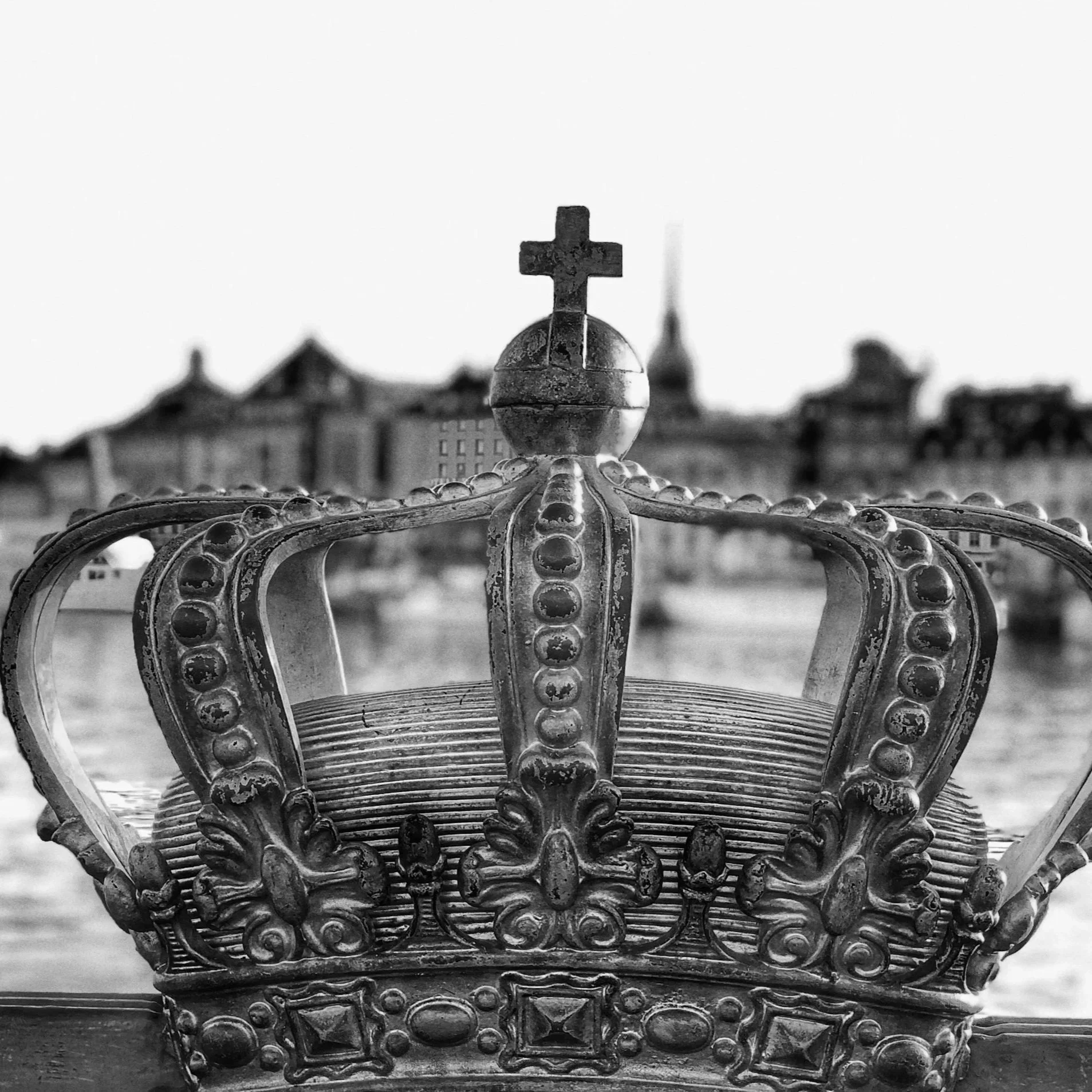 Photograph of crown, as an allusion to Heidelberg University students, whose mascot is princes