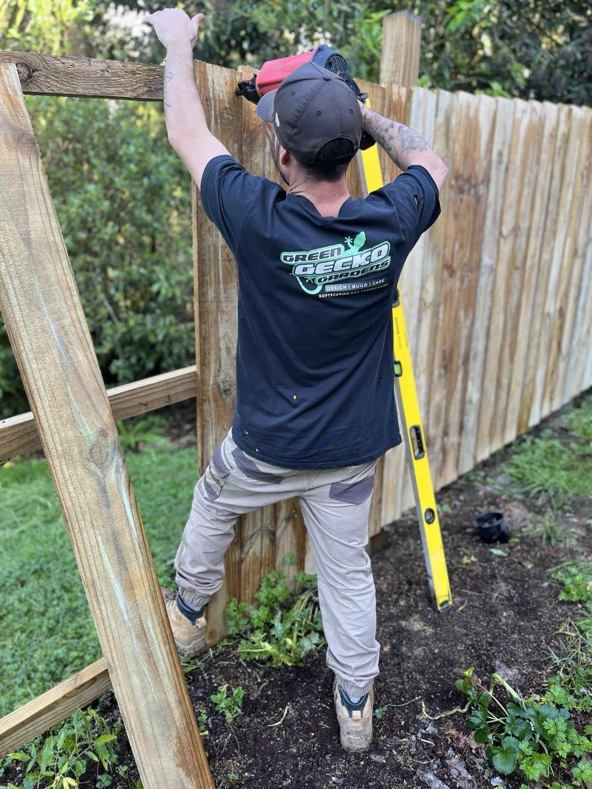 Green gecko gardens fence being built