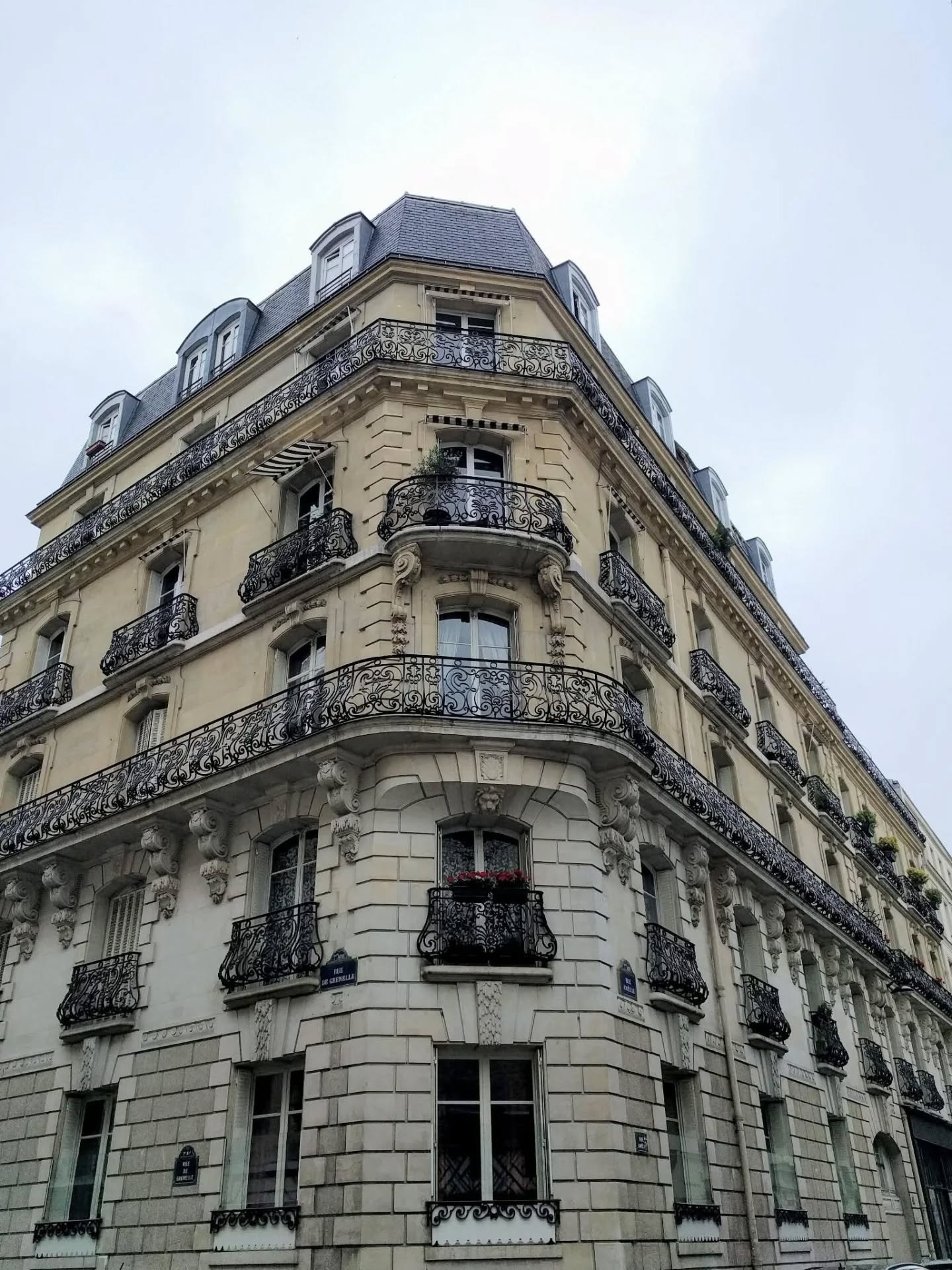 I guess we're throwing it back to 2016 ...? 

#soughtinteriors 
#architecture 
#interiordesign 
#fyp
#paris