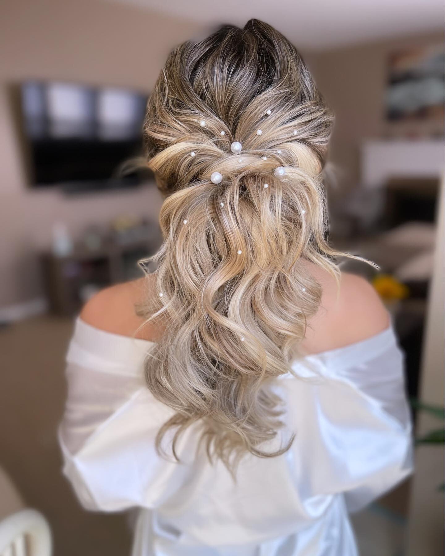 THIS was so FUN!! A messy, but pretty party pony!! Thank you for slaying this one @livraefit 💓

Makeup: @makeupbydiana_d 

&bull;

#partypony #bohopony #bridal #bridalhair #bride #bridehairstyle #longislandhairstylist #bridesoflongisland #longisland