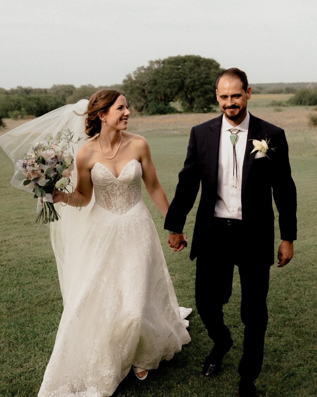 A sneak peek of this dreamy spring wedding at @stonehousevilla! 

Cheers to The Persyns! ✨🥂✨