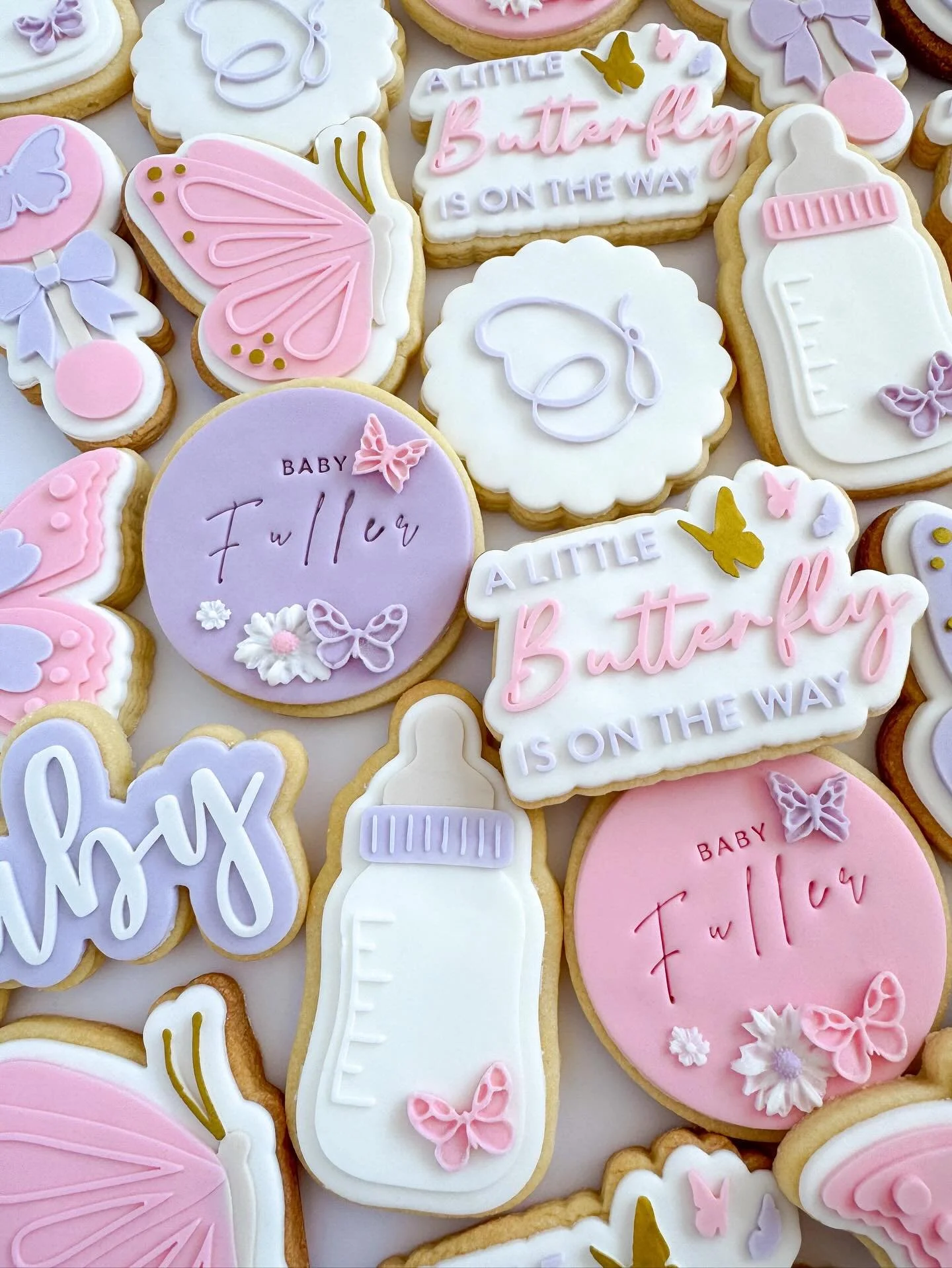 A little butterfly is on her way 🦋 Some gorgeous cookies for a gorgeous mama 💗

New stamps from this set will be uploaded to the website tonight 🥰