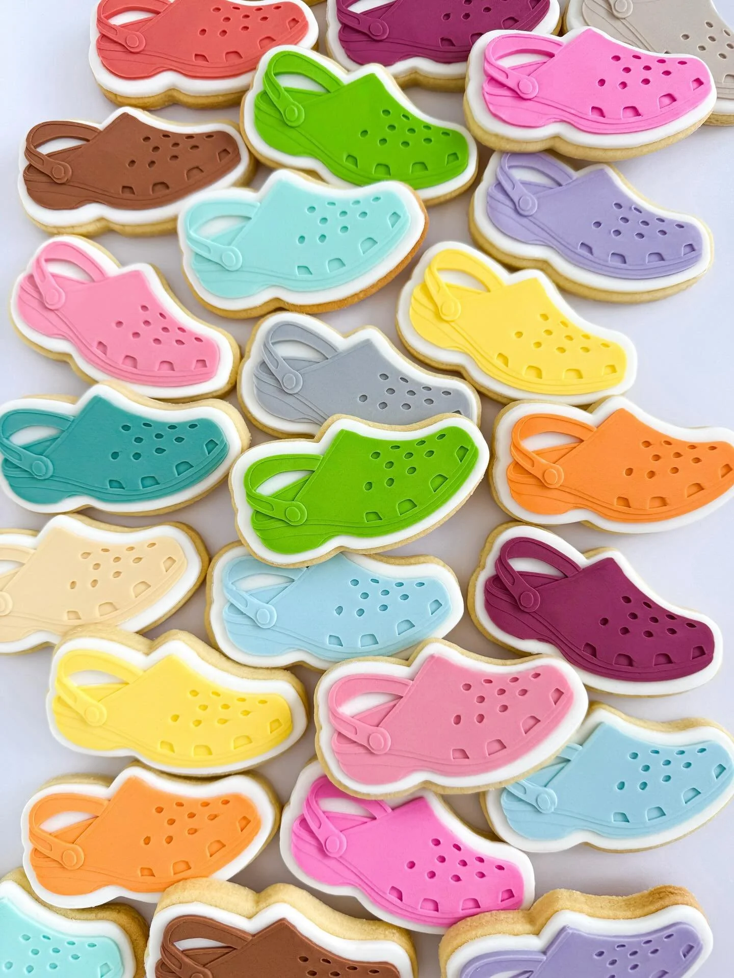 It&rsquo;s no secret that Crocs are the (un)official cookie decorators shoe 😜 So I got a little bit excited when I was asked for some cookies to be a part of @crocsaustralia @crocs CROCtober events 🐊  So here are some Crocs cookies in every colour 