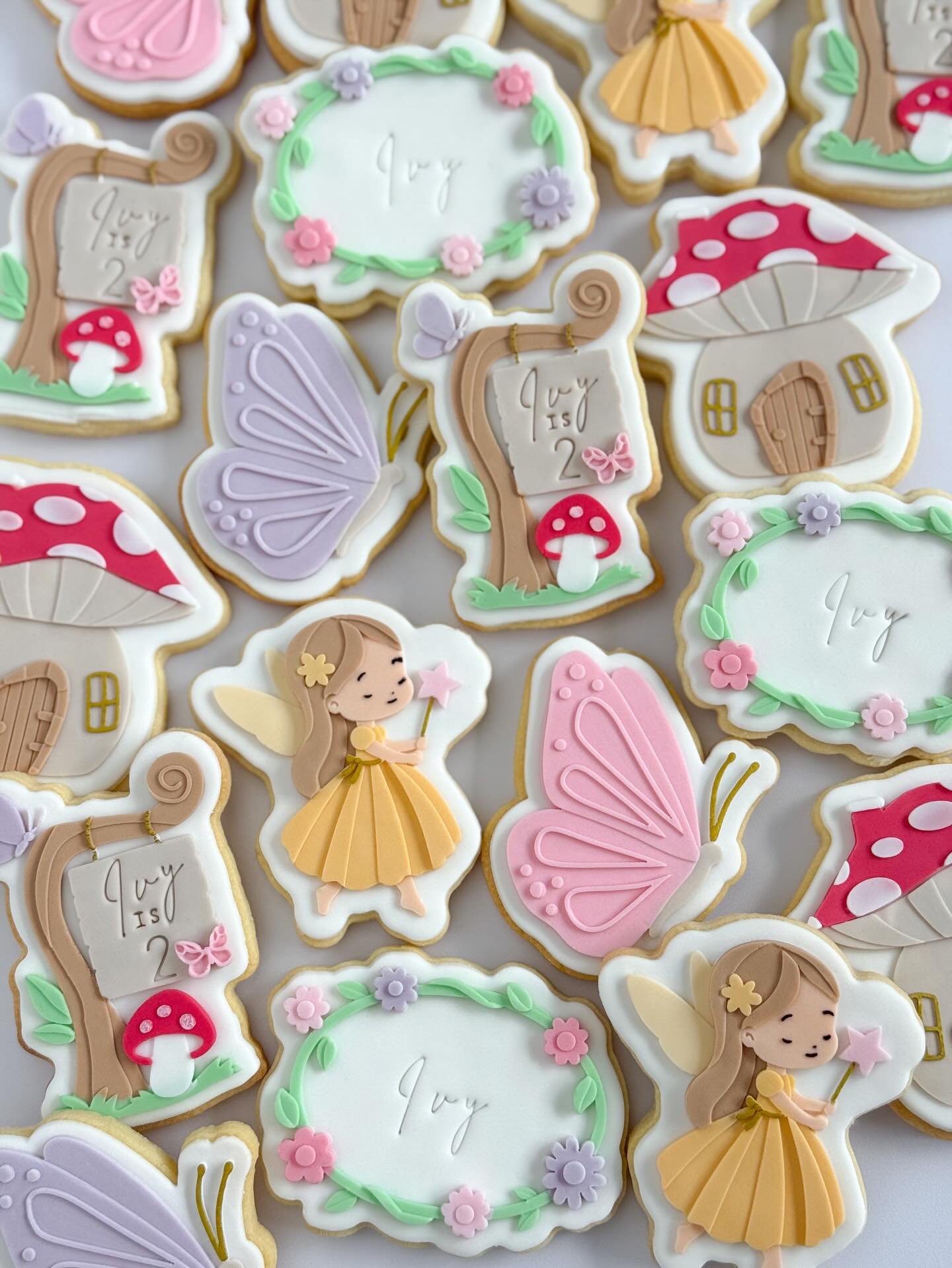 Ivy is 2 🍄🧚🏻&zwj;♀️

Using a few of @honeygoldie_designs fairy/woodland cutters here, how gorgeous are they 😭