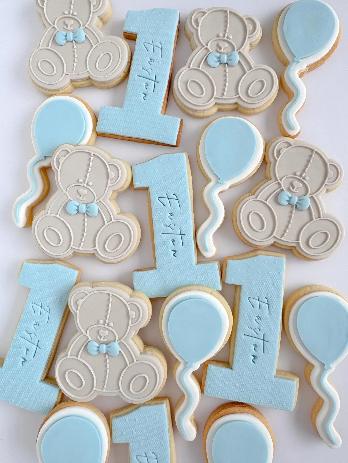 Easton&rsquo;s 1st birthday 🩵

Cookie package: PREMIUM (I&rsquo;m going to start adding this to my posts to help show the difference between my design/pricing tiers) ☺️