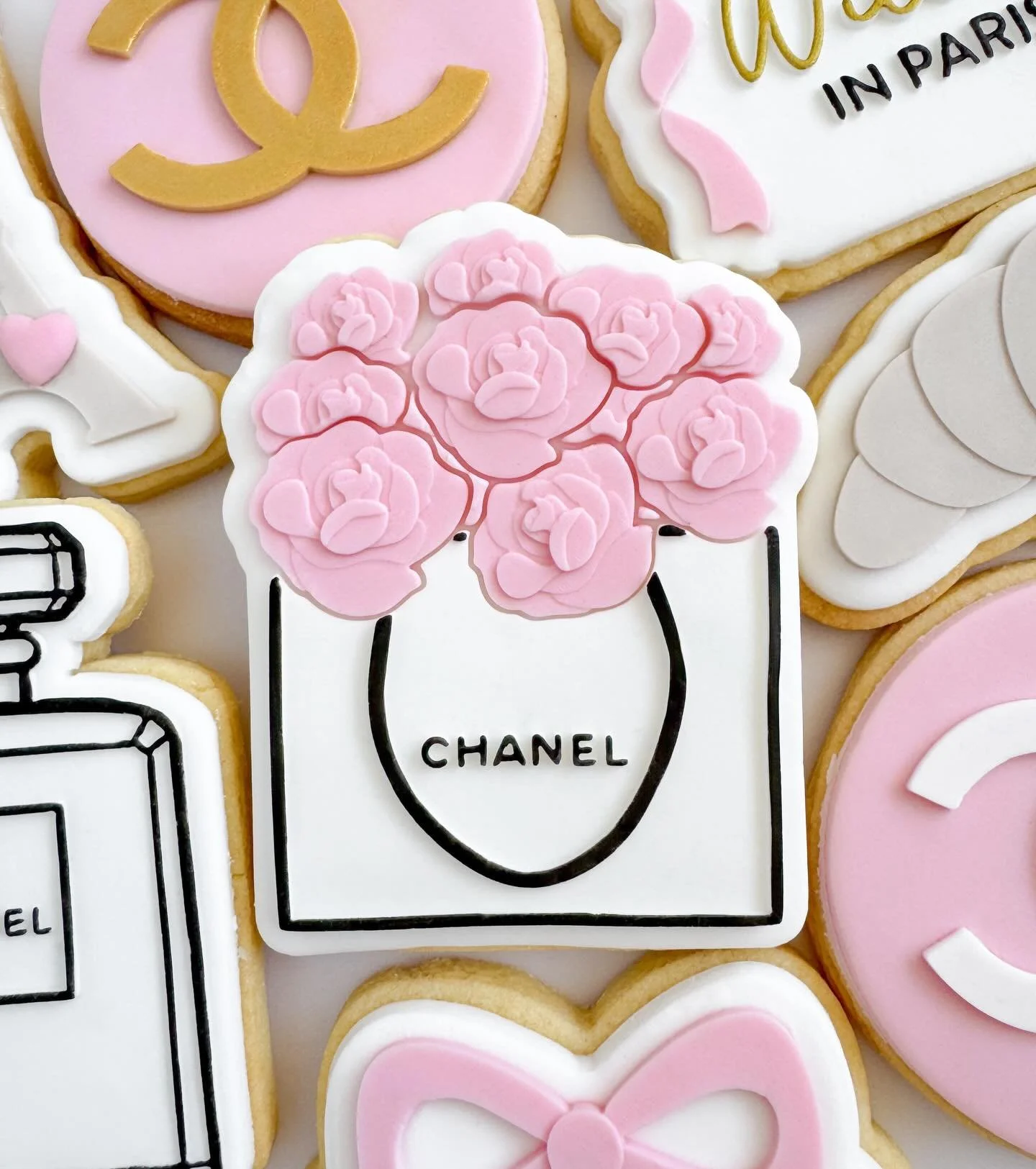 The closest to Paris I&rsquo;ll probably ever be 🫣🤣 Here with the close ups from this stunning set 🩷

Cookie package: DELUXE