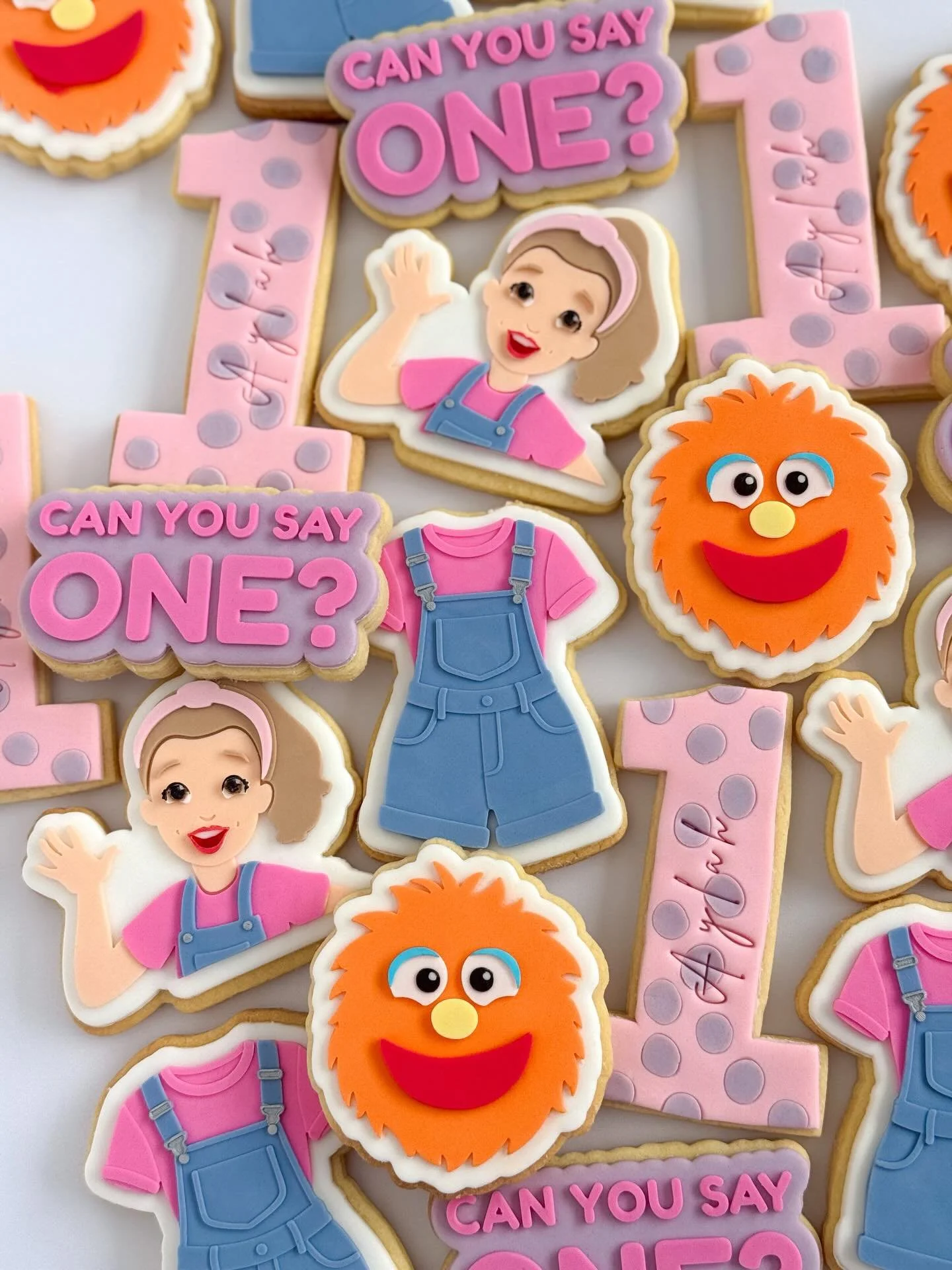 Ms Rachel is proving to be a popular theme for 1st birthdays! Tell me, is your little one obsessed with her too? 🩷💜

Cookie package: DELUXE

Cookie stamps now available on my website 🥰