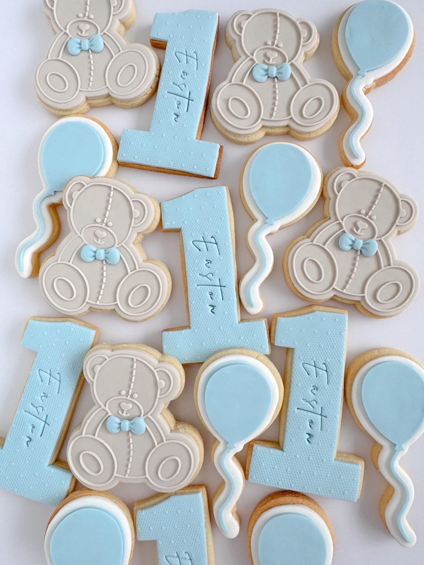 Easton&rsquo;s 1st birthday 🩵

Cookie package: PREMIUM (I&rsquo;m going to start adding this to my posts to help show the difference between my design/pricing tiers) ☺️