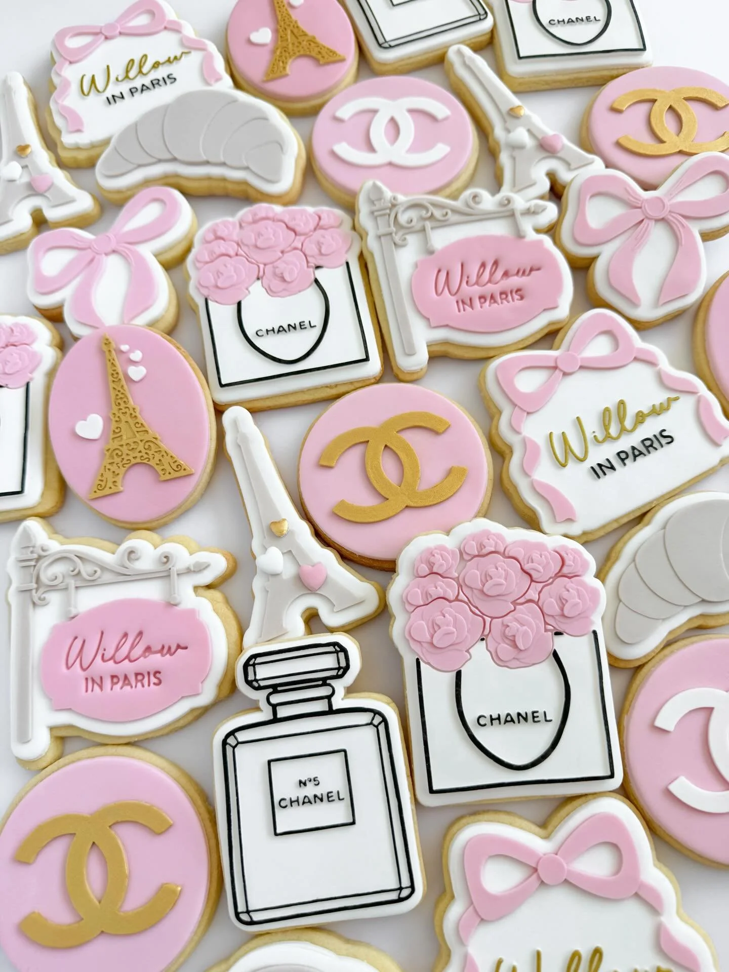Willow in Paris 🥐 I have been absolutely DYING to share these since I finished them last week 😮&zwj;💨 Parisian/Chanel inspired for Willow&rsquo;s batmitzvah 🌸 I&rsquo;m obsesssseed with the floral Chanel bag! Which one is your fav??

Cookie packa