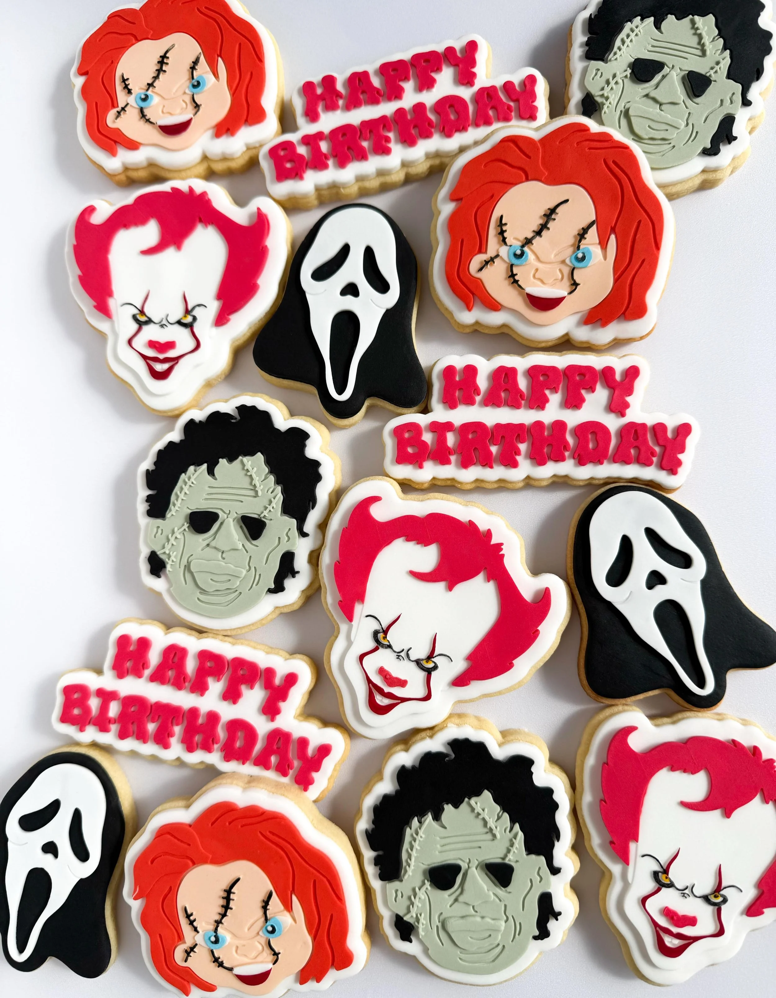 Birthday cookies with serial killer vibes 🔪 I&rsquo;m actually so happy with how these turned out 🤣 Pennywise stamp is from @honeygoldie_designs then I made the other characters to match 🤡