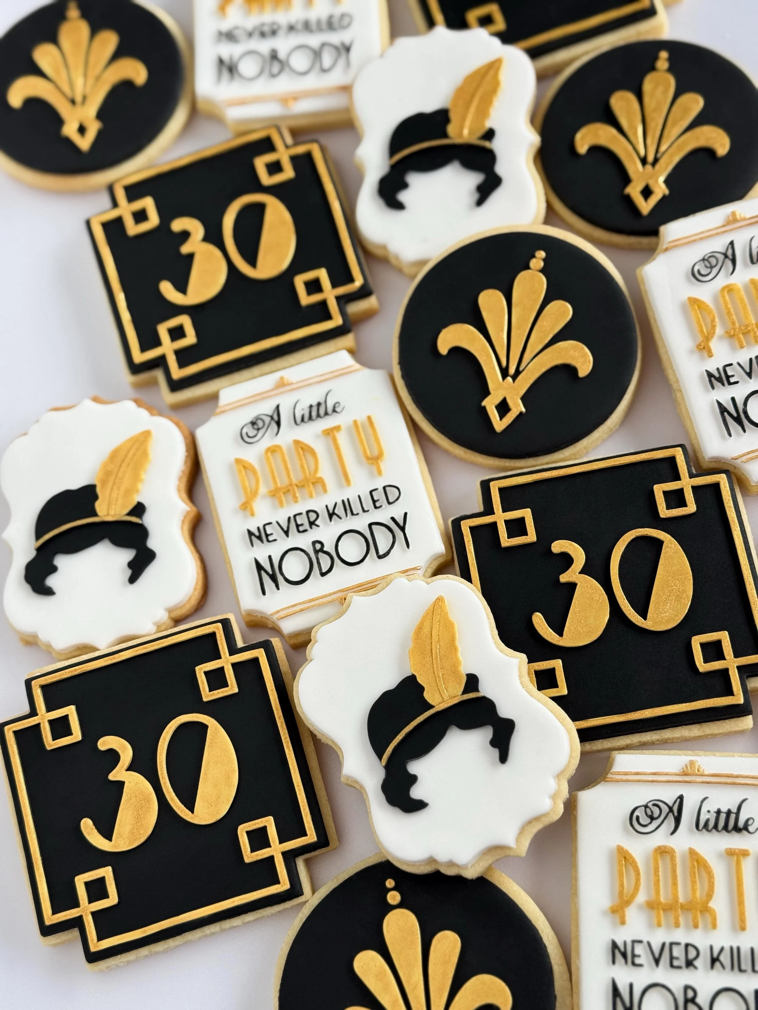 A little party never killed nobody 💁🏻&zwj;♀️ Gatsby themed cookies for Rhylee&rsquo;s 30th birthday 💛

Cookie package: DELUXE