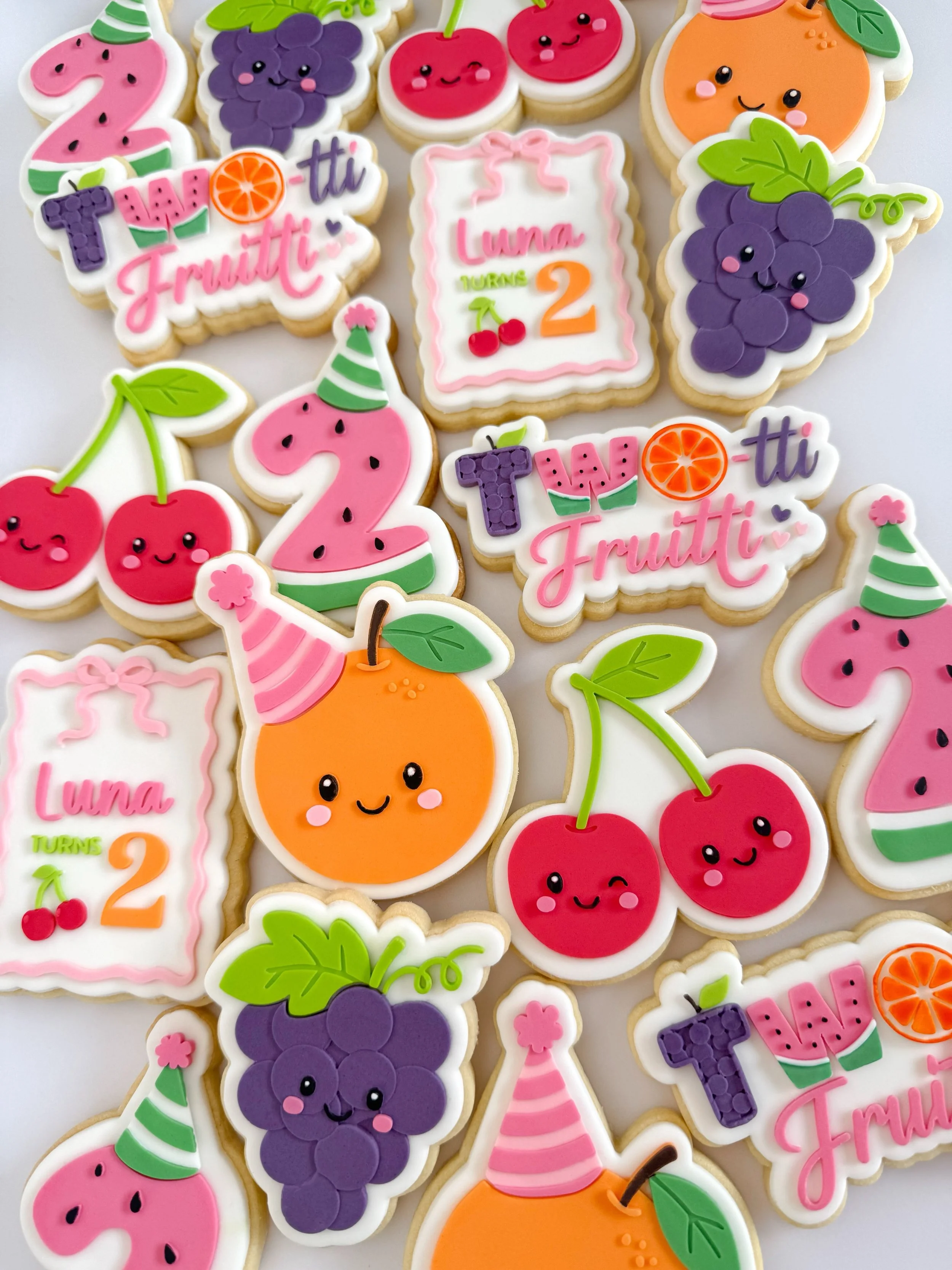 Luna is TWO-tti frutti 🍇🍓 The cookies &amp; 👉🏼 the inspo 

Cookie package: DELUXE