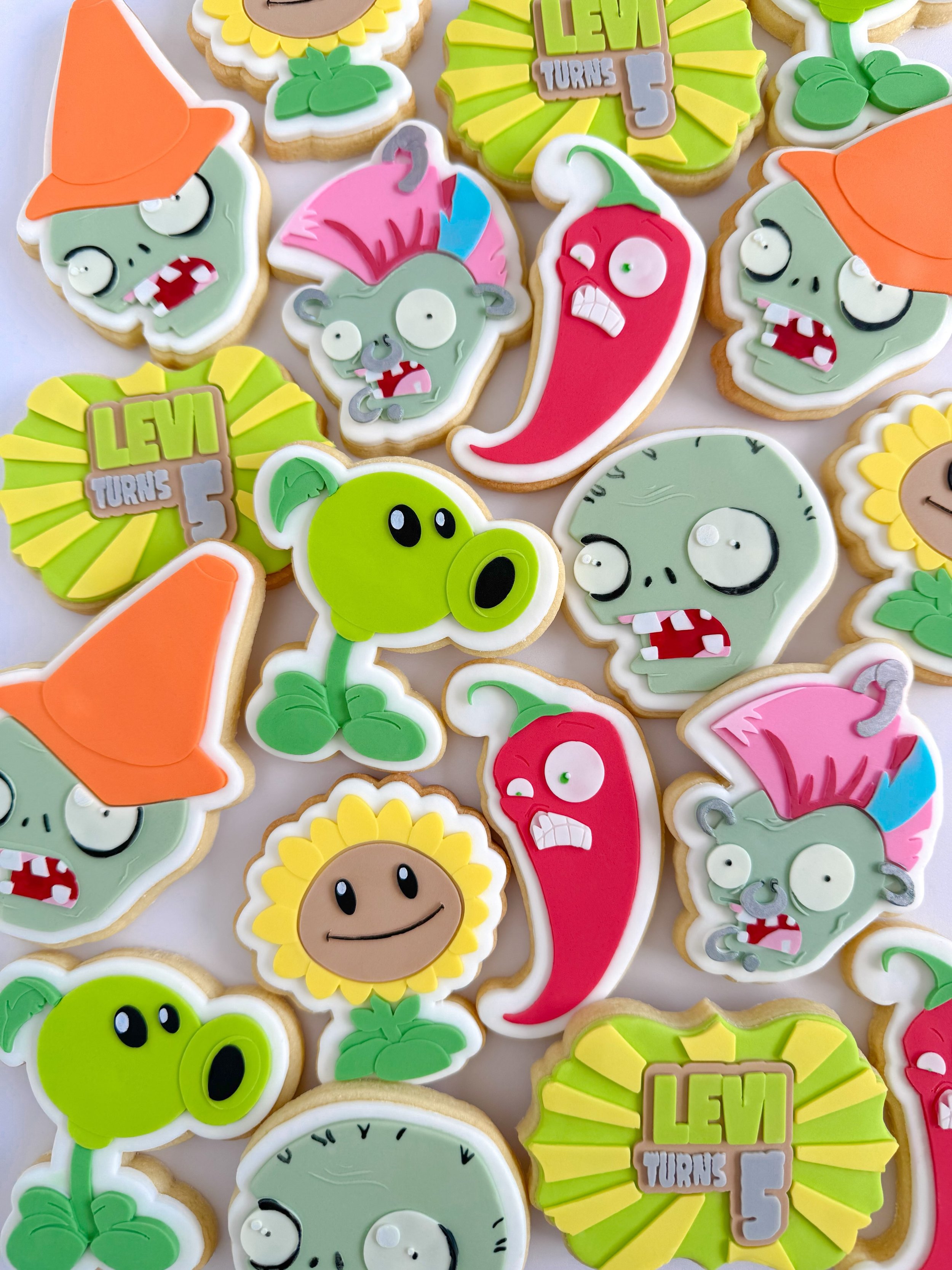 My zombie-loving 2nd baby turns 5 🥺 Happy birthday Levi my sweet boy 🩷 And of course he got cookies of his favourite game, Plants VS Zombies 🧟&zwj;♂️

Cookie package: DELUXE