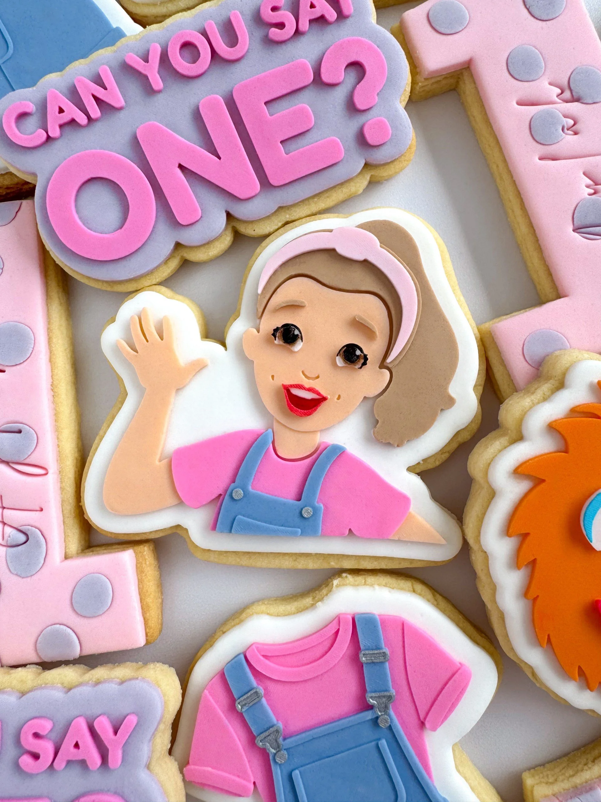 Ms Rachel Waving Cookie Stamp & Cutter