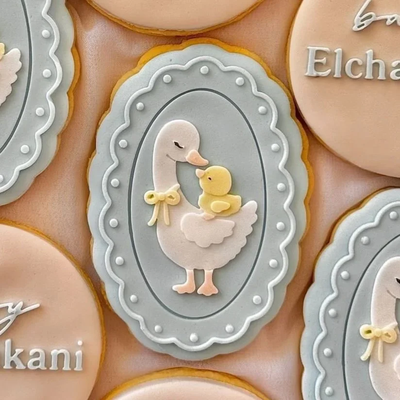 Mum+and+Baby+Duckling+in+Vintage+Oval+Frame.jpg