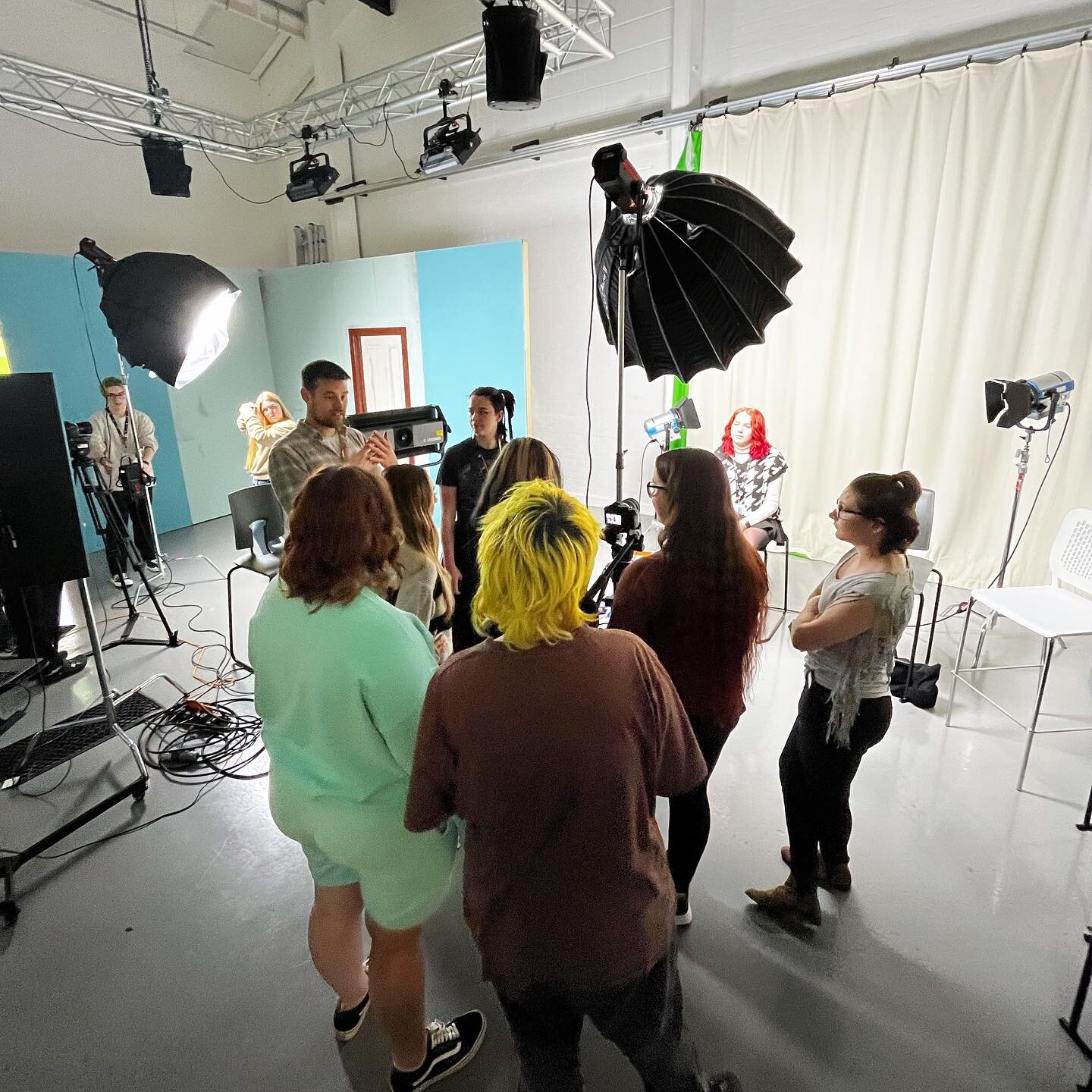 Recently been teaching #photography with Brighton @screenfilmsch 

This workshop offers essential guidance for portrait photography using constant lighting. Highlighting areas of importance that students can apply with limited technical accessibility