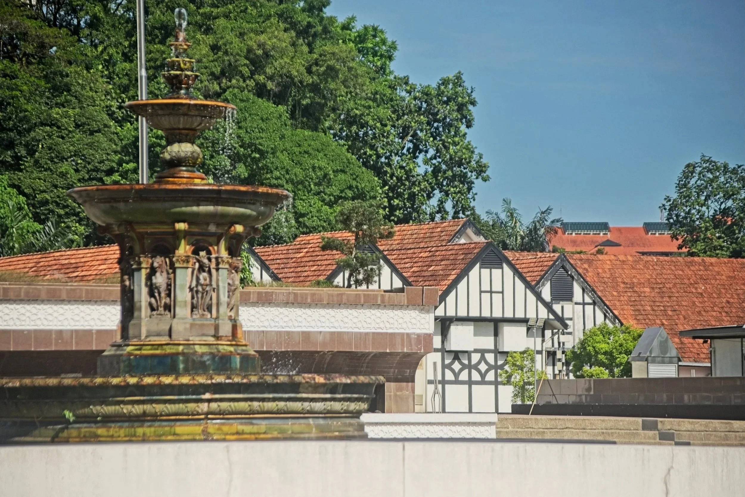 The Royal Selangor Club (RSC). Occupying the northern fringe of the square, this social & sports club opposing the Sultan Abdul Samad Building is another monumental structure that is a reflection of the city’s opulence, culture and history.
Founded