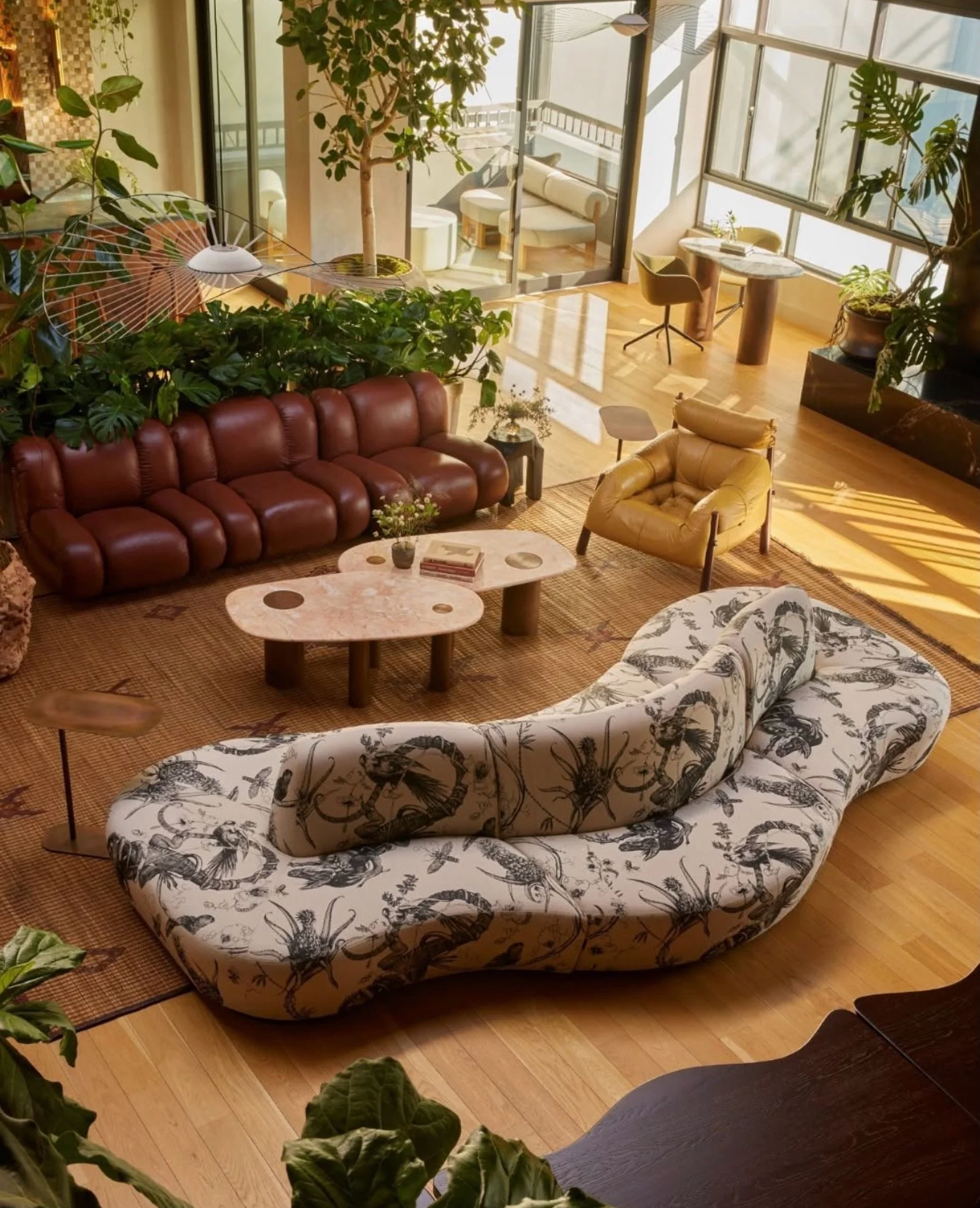 Not your typical workplace seating✨

This custom serpentine sofa turned out so stunning, showcasing our meticulous pattern-matching and attention to detail.

📸: Yoshihiro Makino 
Dame Interiors / Western Office
