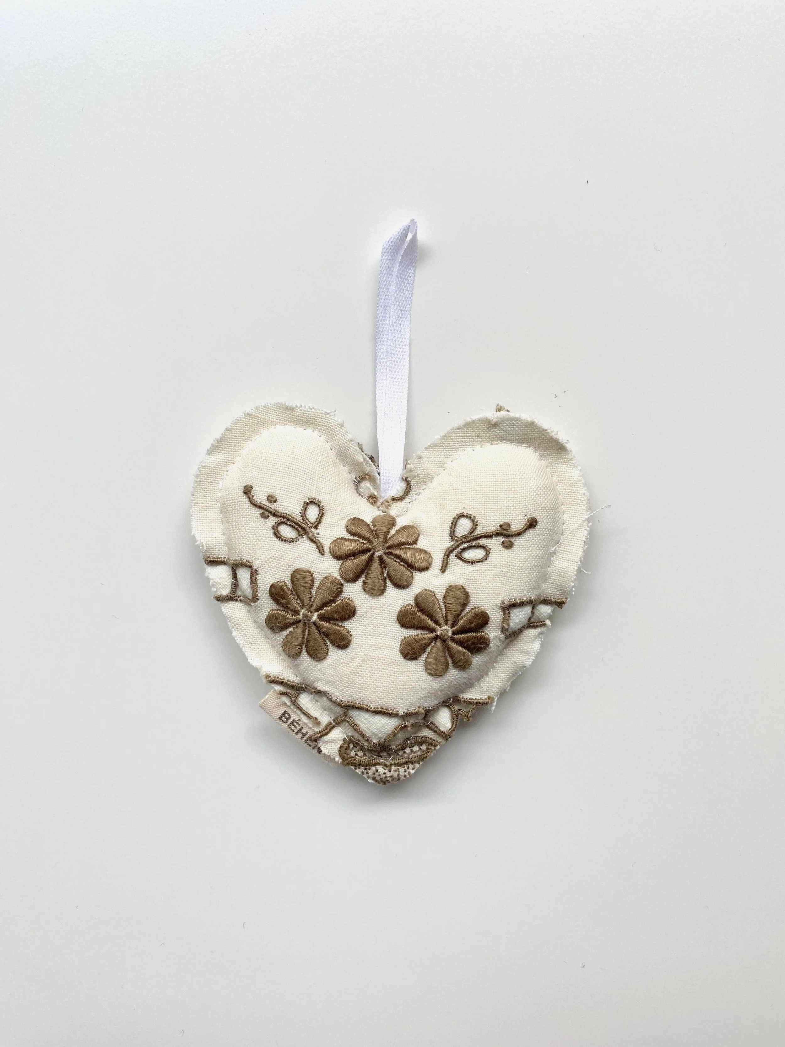 HAND-EMBROIDERED MADEIRA HEART – 1 ORNAMENT