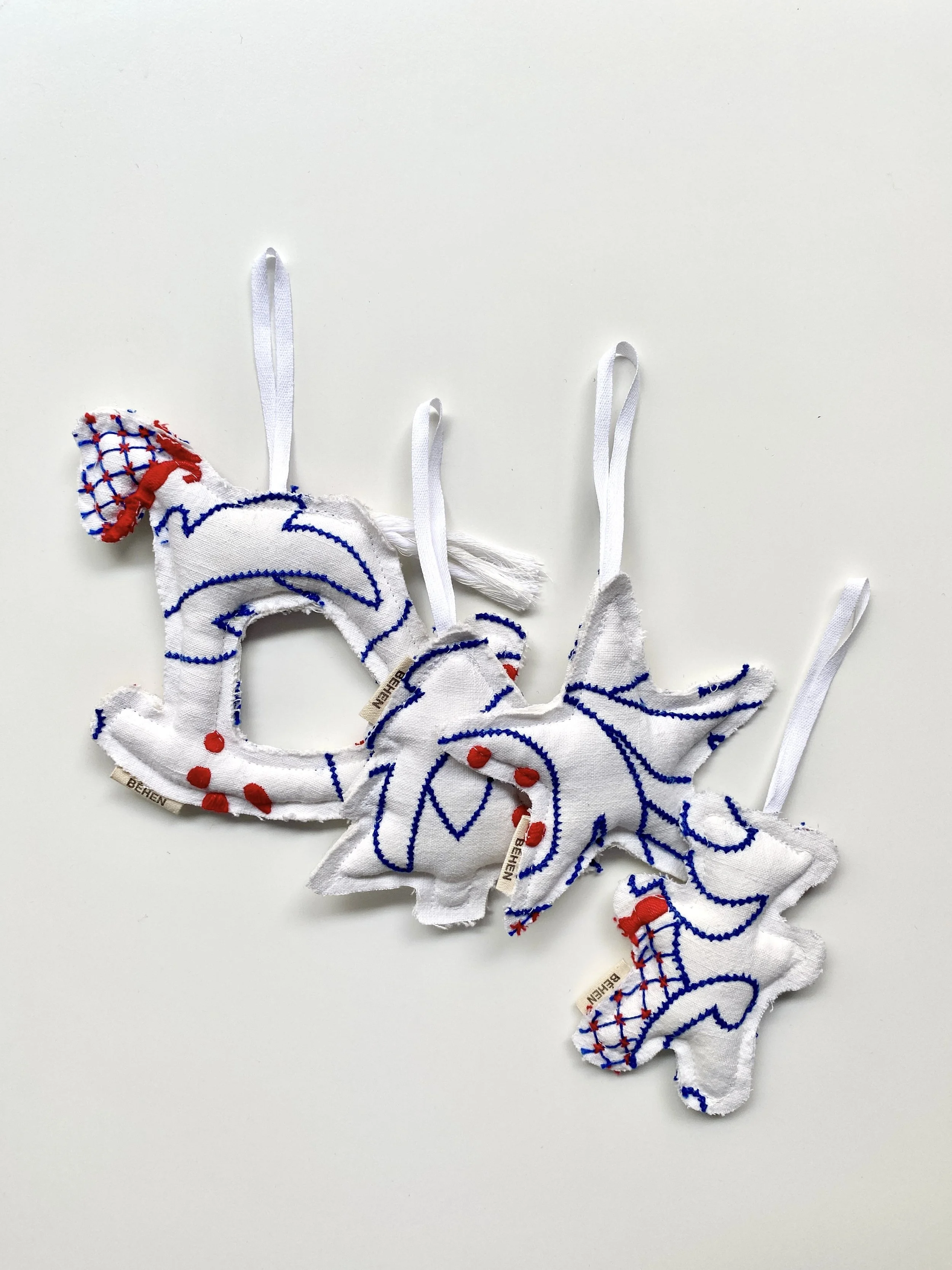 HAND-EMBROIDERED "GRILHÃO" SET – 4 ORNAMENTS