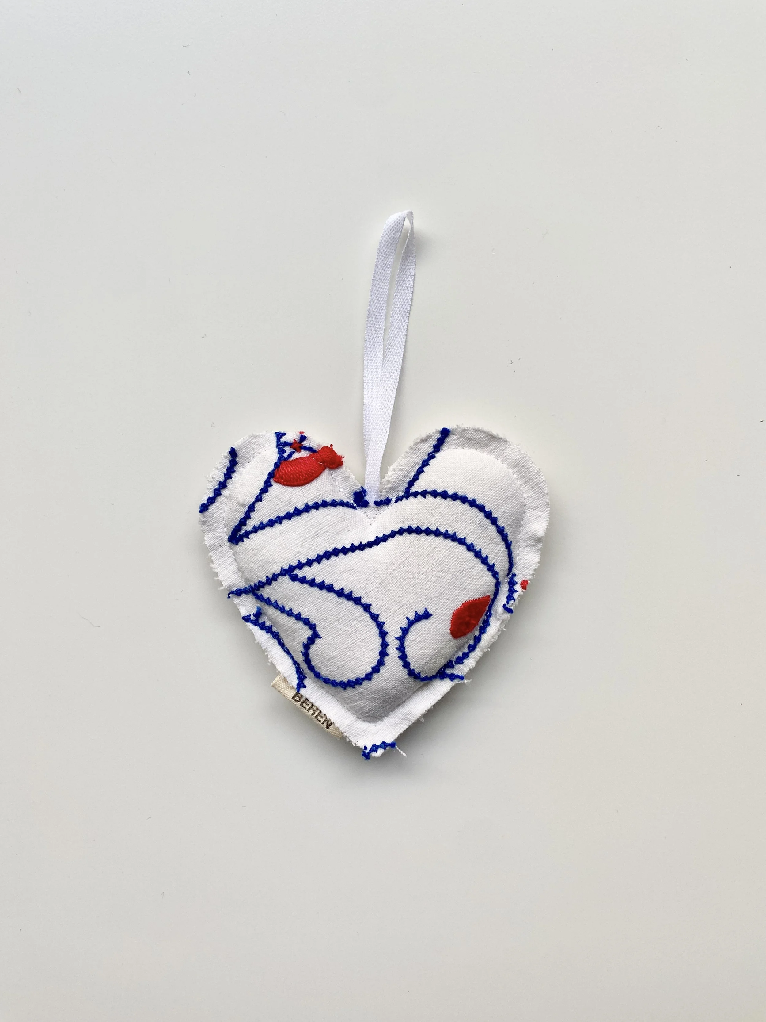 HAND-EMBROIDERED "GRILHÃO" HEART – 1 ORNAMENT