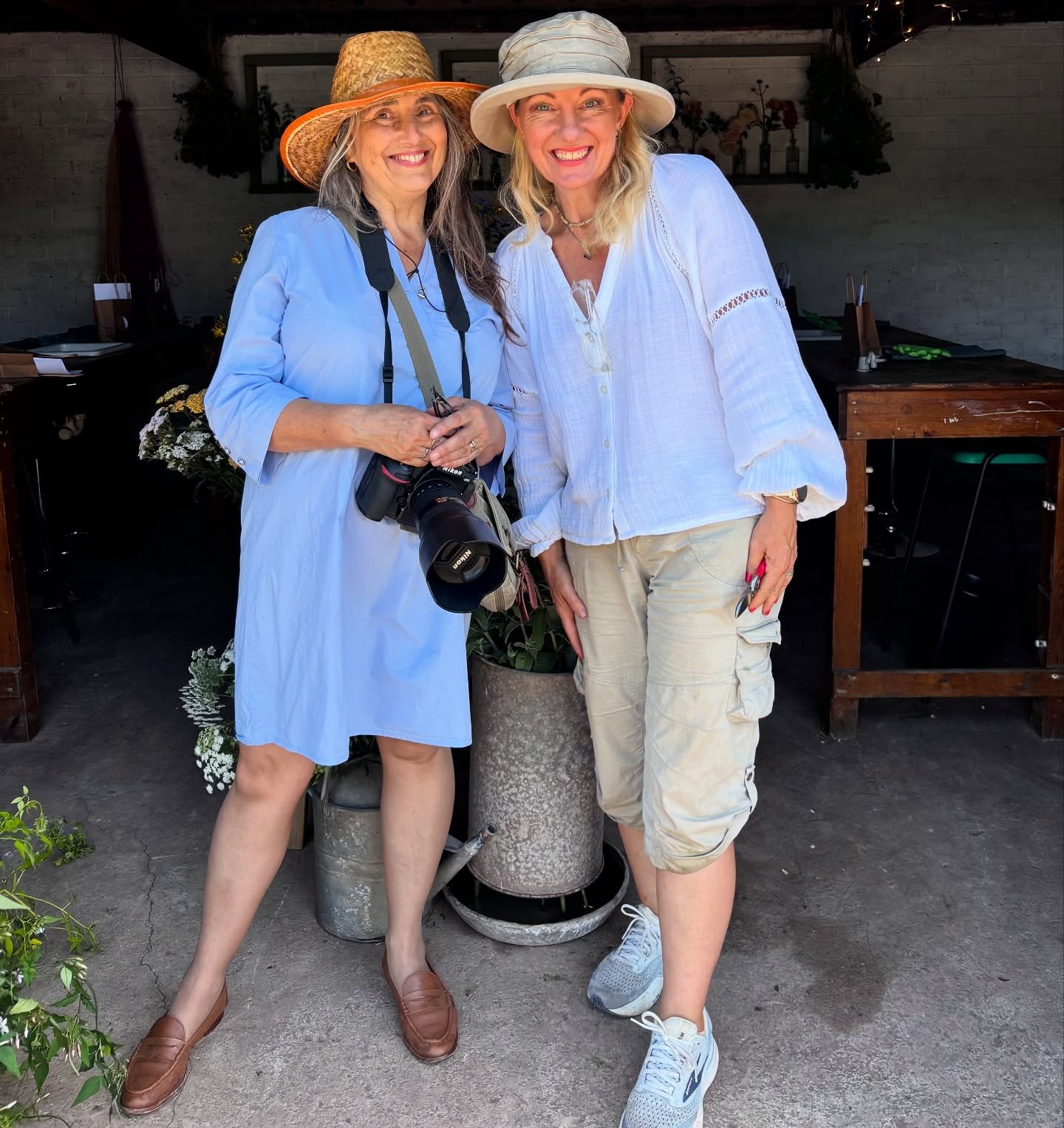 We welcomed our first workshop guests to the garden yesterday for bouquet making and photography.

We walked the garden, cut and arranged flowers and talked about cut flowers to grow, with ease, at home. 

After an opportunity for headshots with Alex