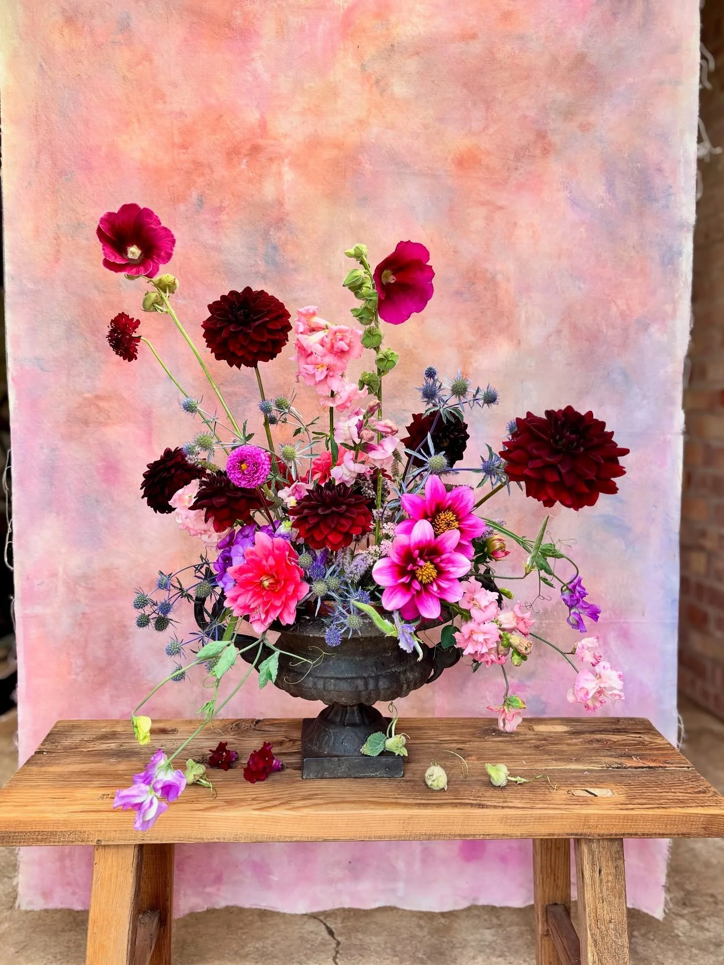 Picking in the garden this morning to arrange flowers in this beautiful new urn from @vintagefromthecroft - now added to the growing collection! 

I think these will be the last of the snapdragons from @pickedatdawn which I&rsquo;ve really enjoyed. P