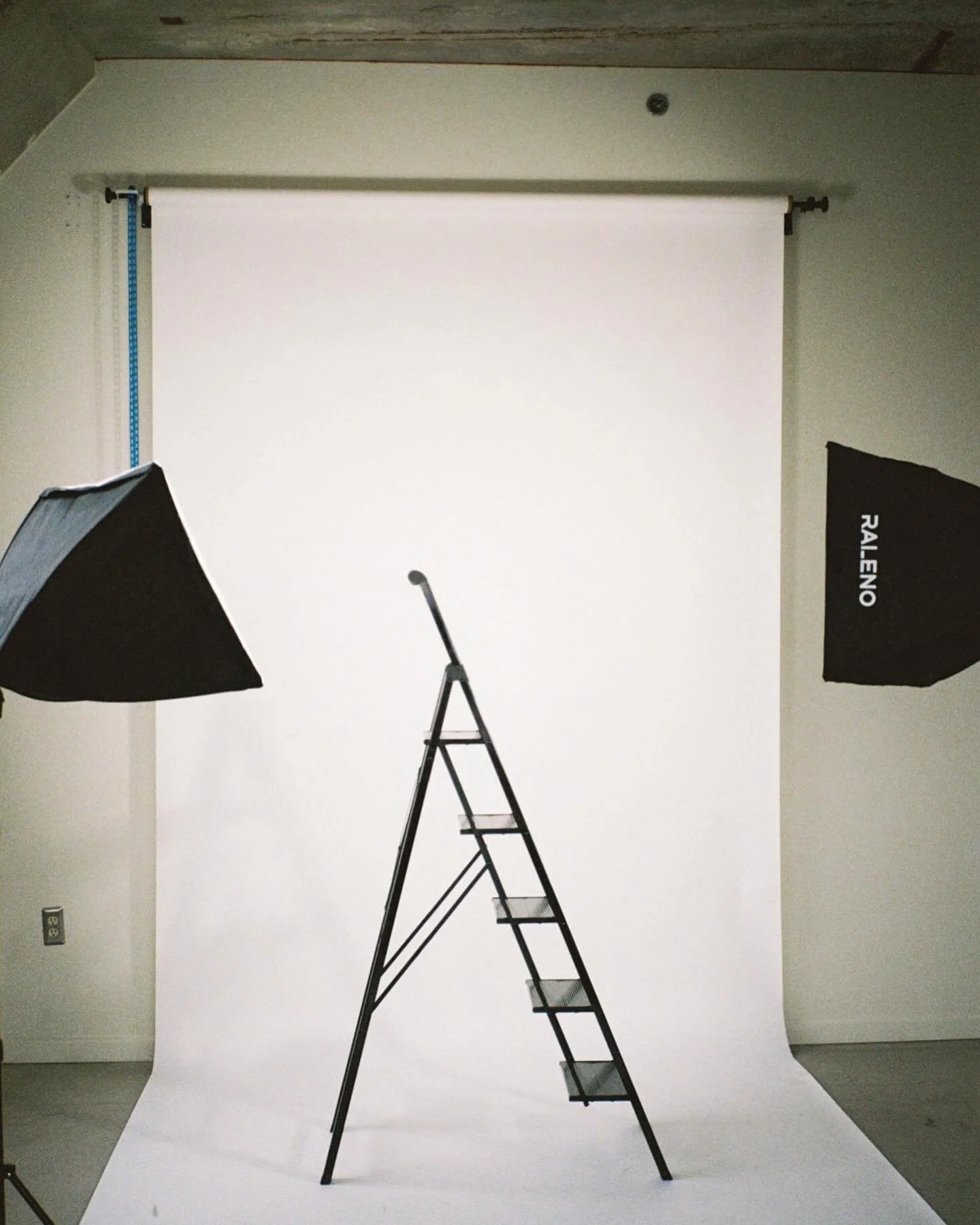 Burrough Studio 📸

A photography studio located in Detroit. 
DM for booking details!