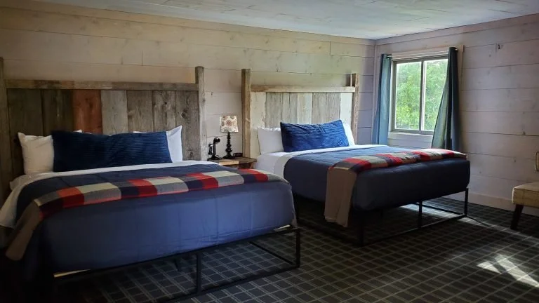 Vintage Block Inn & Suites | Okoboji, IA | Sixlets room