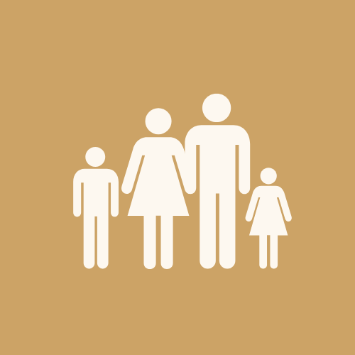 Panneau de signalisation indiquant une famille avec deux adultes et deux enfants, fond beige.