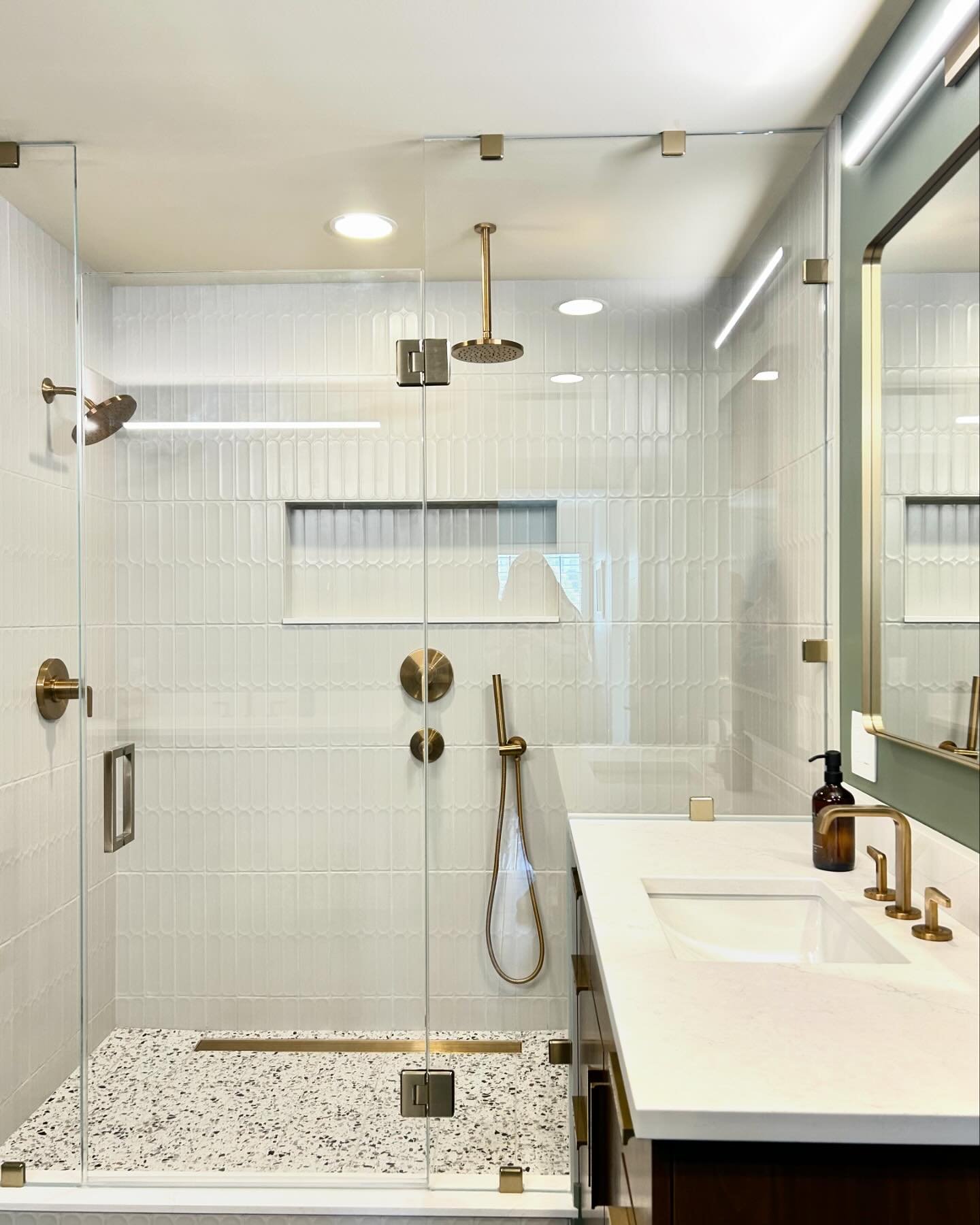 Giving this bathroom remodel another moment that is deserves👏🏼

Say goodbye to outdated designs and hello to elegance, functionality, and a touch of luxury! Contact us today to start your bathroom transformation. 

#bathroomrenovation #bathroom #ba