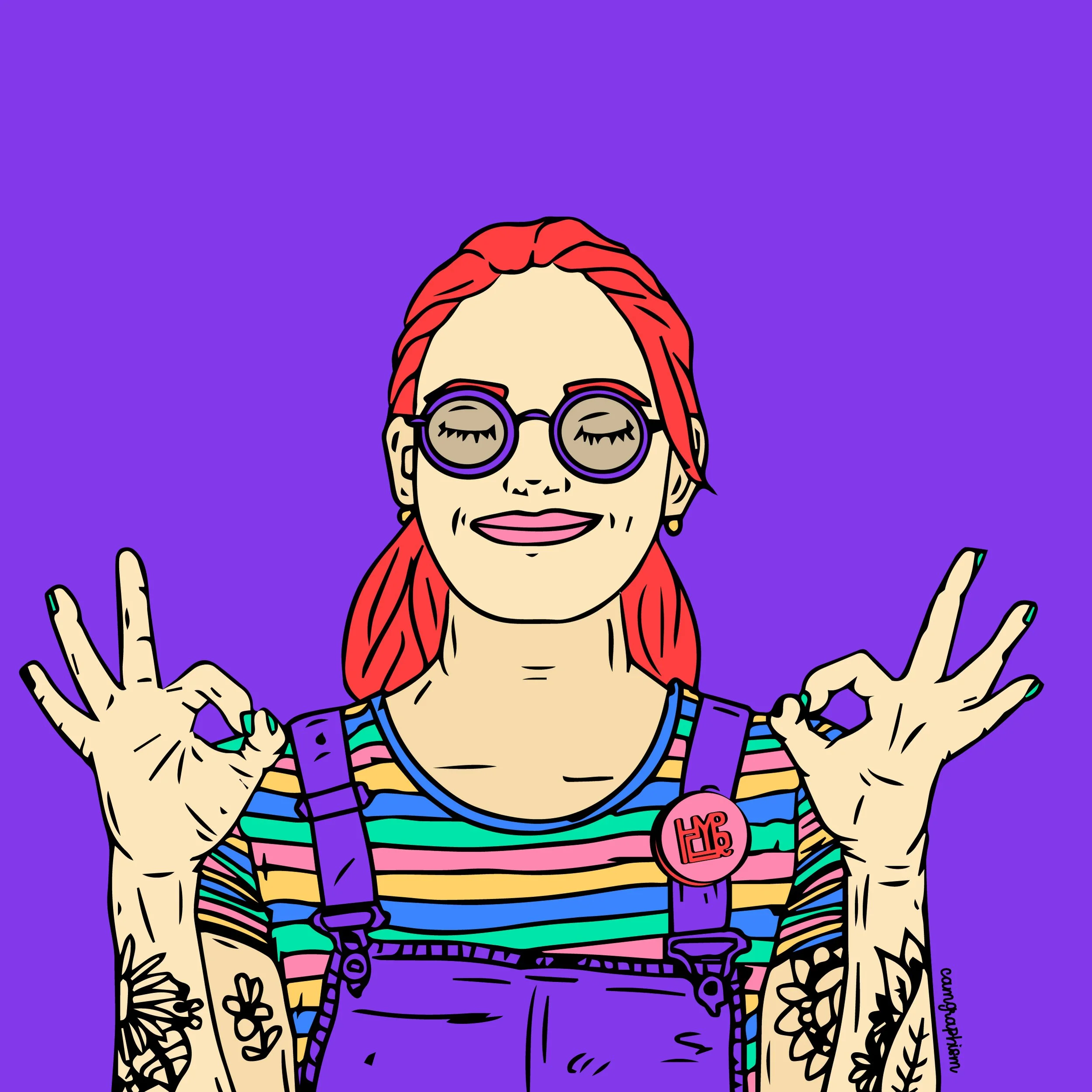 Une femme souriante avec des cheveux rouges, portant des lunettes rondes, un t-shirt rayé coloré, des overalls violettes avec un badge 'HYP' et faisant le signe du 'ok' avec ses mains, sur un fond violet.