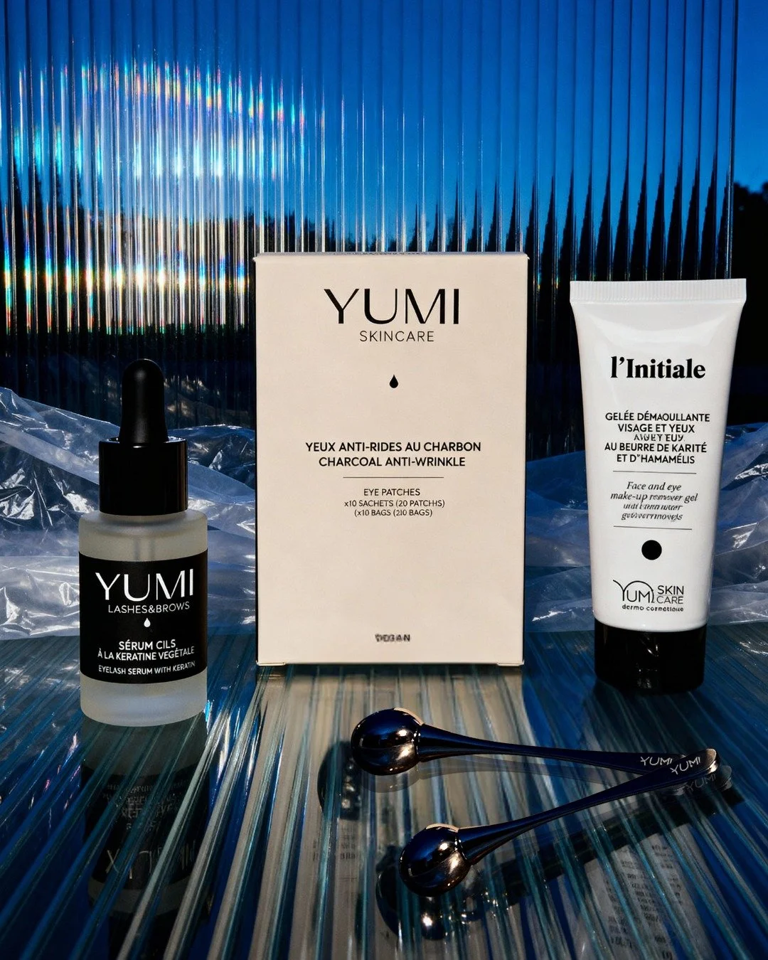 Each step, a dance between precision and softness &mdash; purifying, revitalizing, illuminating.
Infused with advanced skincare science, the Lumi&egrave;re des Yeux Ritual nourishes lashes and brows, decongests puffiness, and restores brightness to t