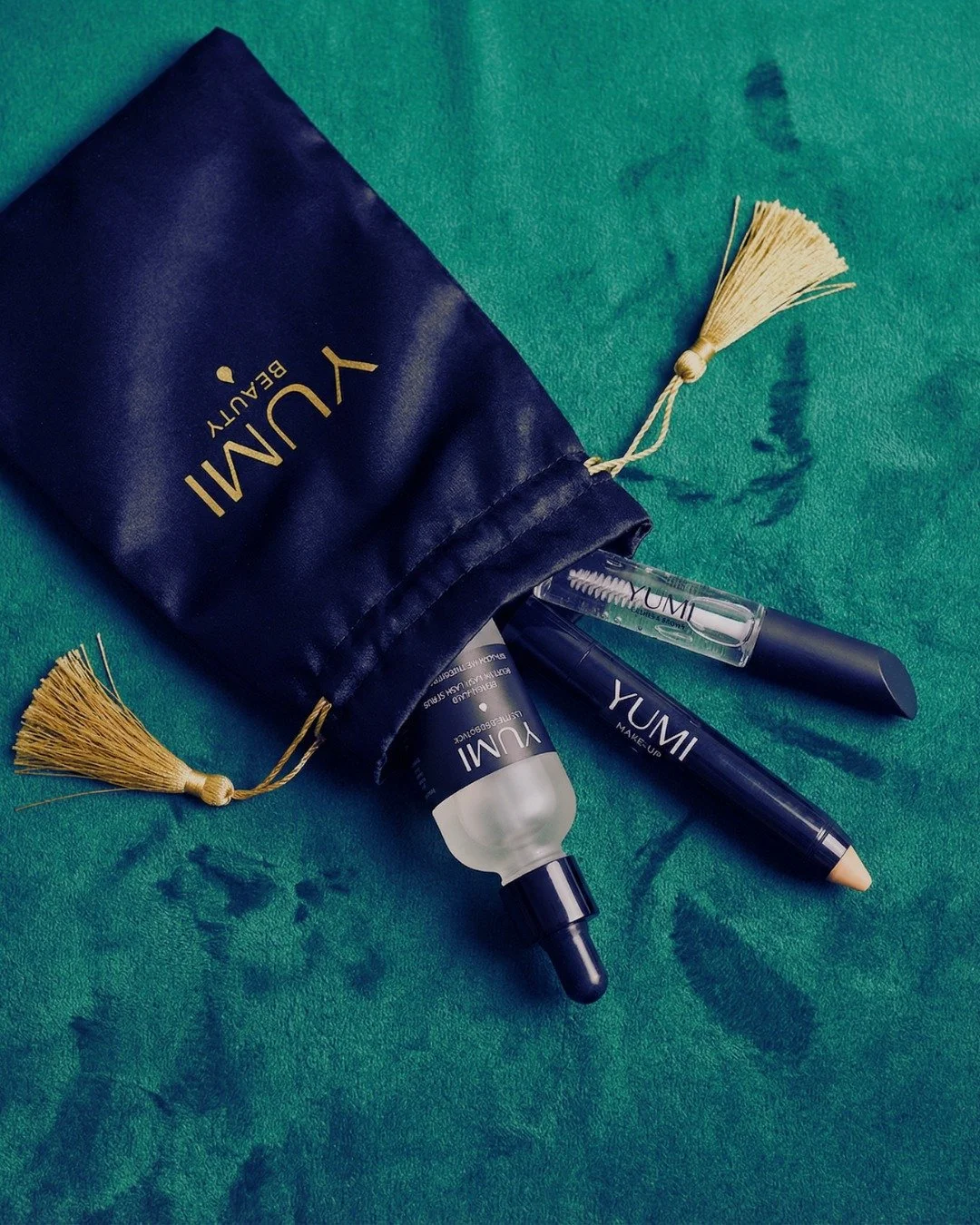 Moments of luxury, touches of light. This Christmas, illuminate your beauty the YUMI way. 🎁✨
Make it yours &mdash; shop the festive edit through the link in bio.

#YUMIBeauty #YUMIChristmas #HolidayRadiance #LuxurySkincare #GlowEssentials #FestiveBe