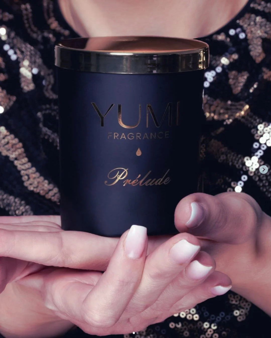 The scent of Christmas&hellip; delivered in time for the big day. ✨🎄
Meet our Christmas Prelude Vegan Candle &mdash; a gorgeously festive blend designed to fill your home with warmth, comfort, and luxury. The perfect last-minute gift for someone who