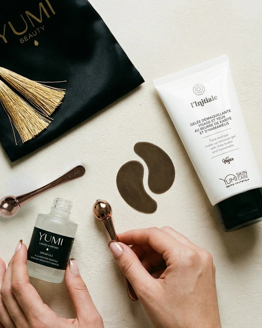 Christmas Eve, softly illuminated.
A pause before the celebration &mdash; where beauty rituals become moments of calm, care, and quiet magic.

Tonight is for stillness, intention, and glow ✨

#YUMI #YUMILashes #ChristmasEve #BeautyRitual #FestiveGlow