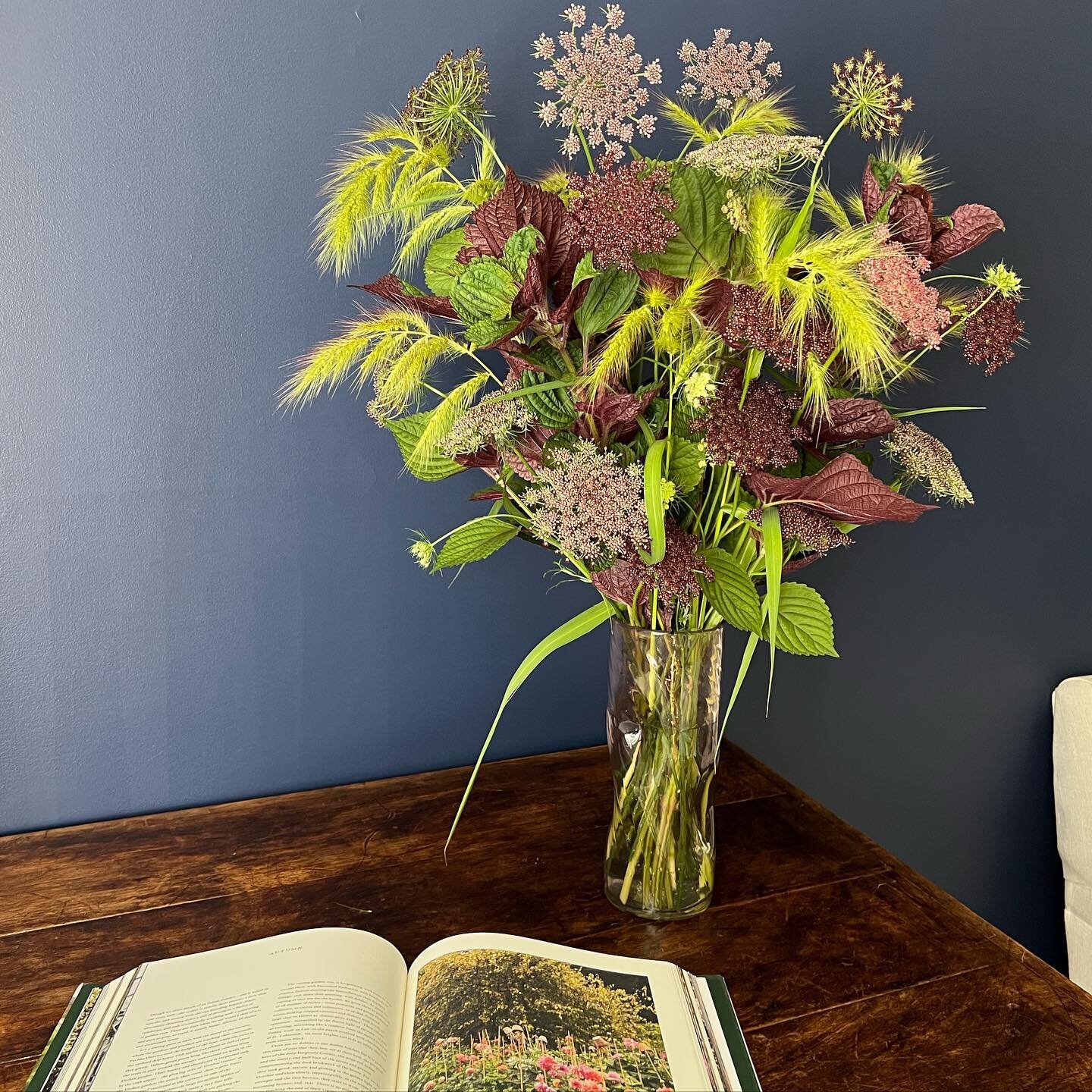 Simple, moody bits from the garden on this first day of September featuring shiso, chocolate dara and wetland grasses. 

#bloomcraft #Septemberflowers #moodyflorals #herbsandflowers #cuttinggarden #gardeninspiredfloristry #slowflowers #fallflowers