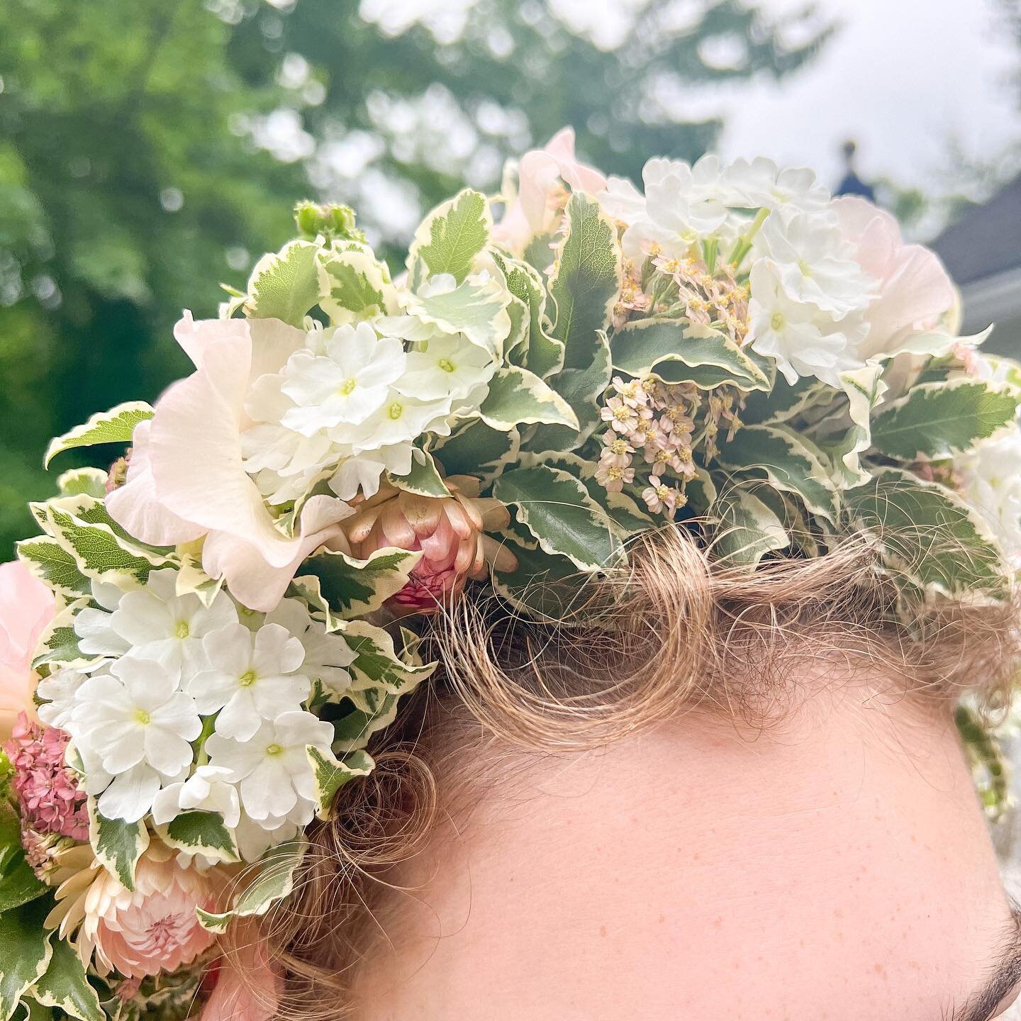 Midsummer party crown with the palest of peach sweet peas, summer berries yarrow, strawflowers, and white verbena. And a sweet curl from my favorite 12 yr old head model 🤍

#bloomcraft #flowercrown #floralcrown #midsummer #midsummer #summerflowers #