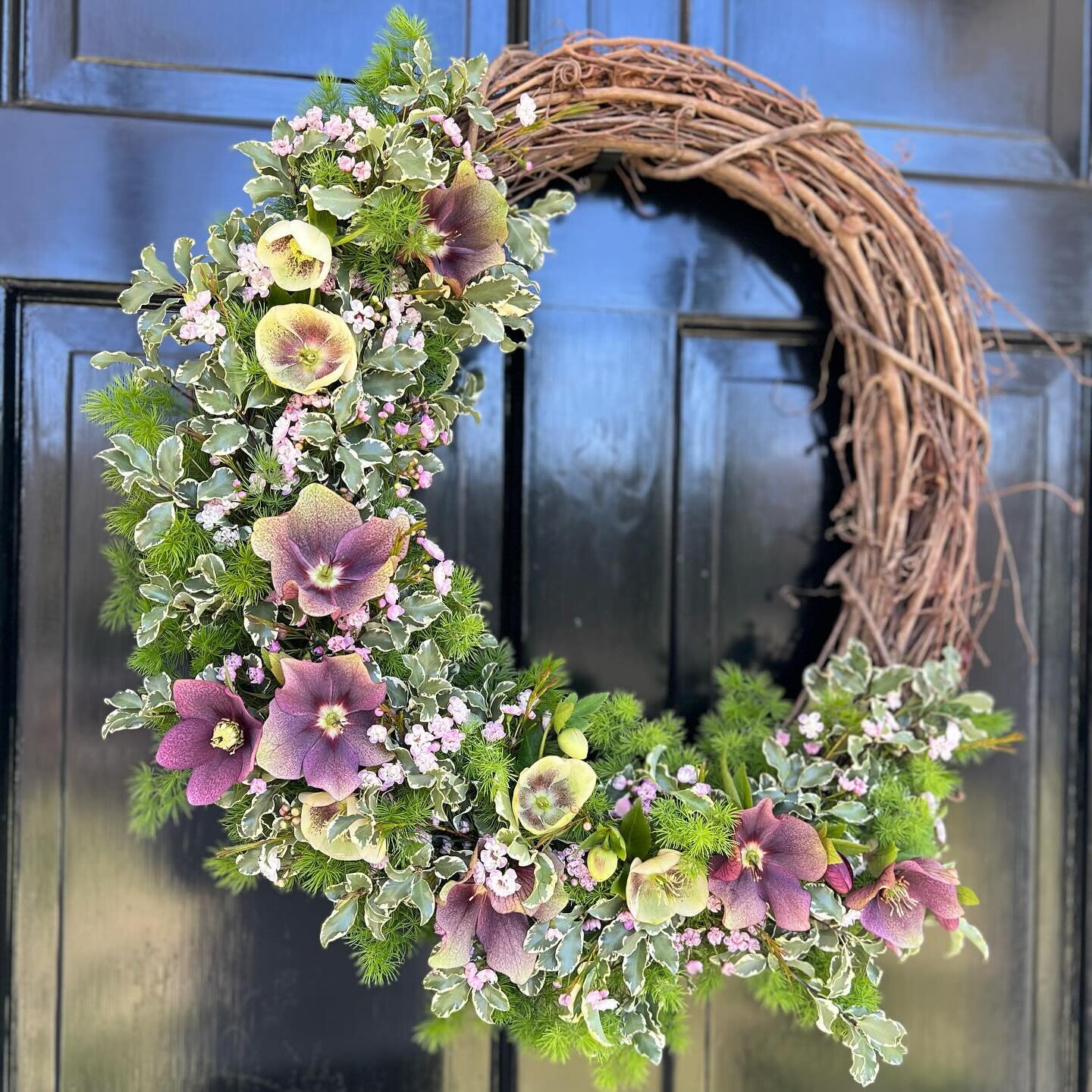 Fresh Easter wreath 🌿🌸

#bloomcraft #easter #springwreath #springflowers #hellebores