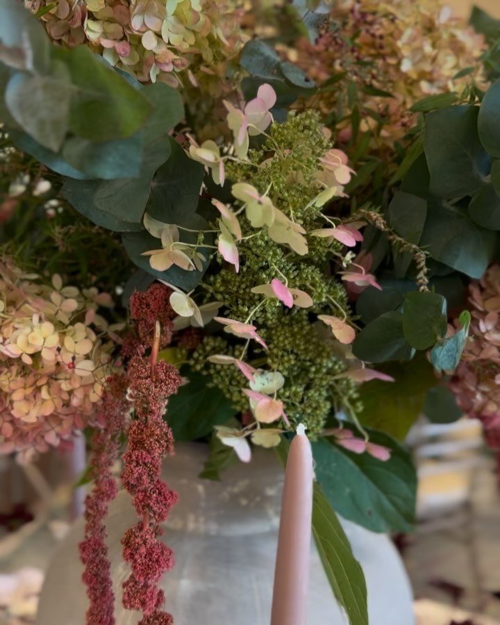 Second year providing florals for @tandcointeriors beautiful tablescape for @communityfunddarien Designed to Dine event. 

Last of the perfectly antiqued limelights and the chocolate cosmos finally had their moment to shine.  All materials locally gr