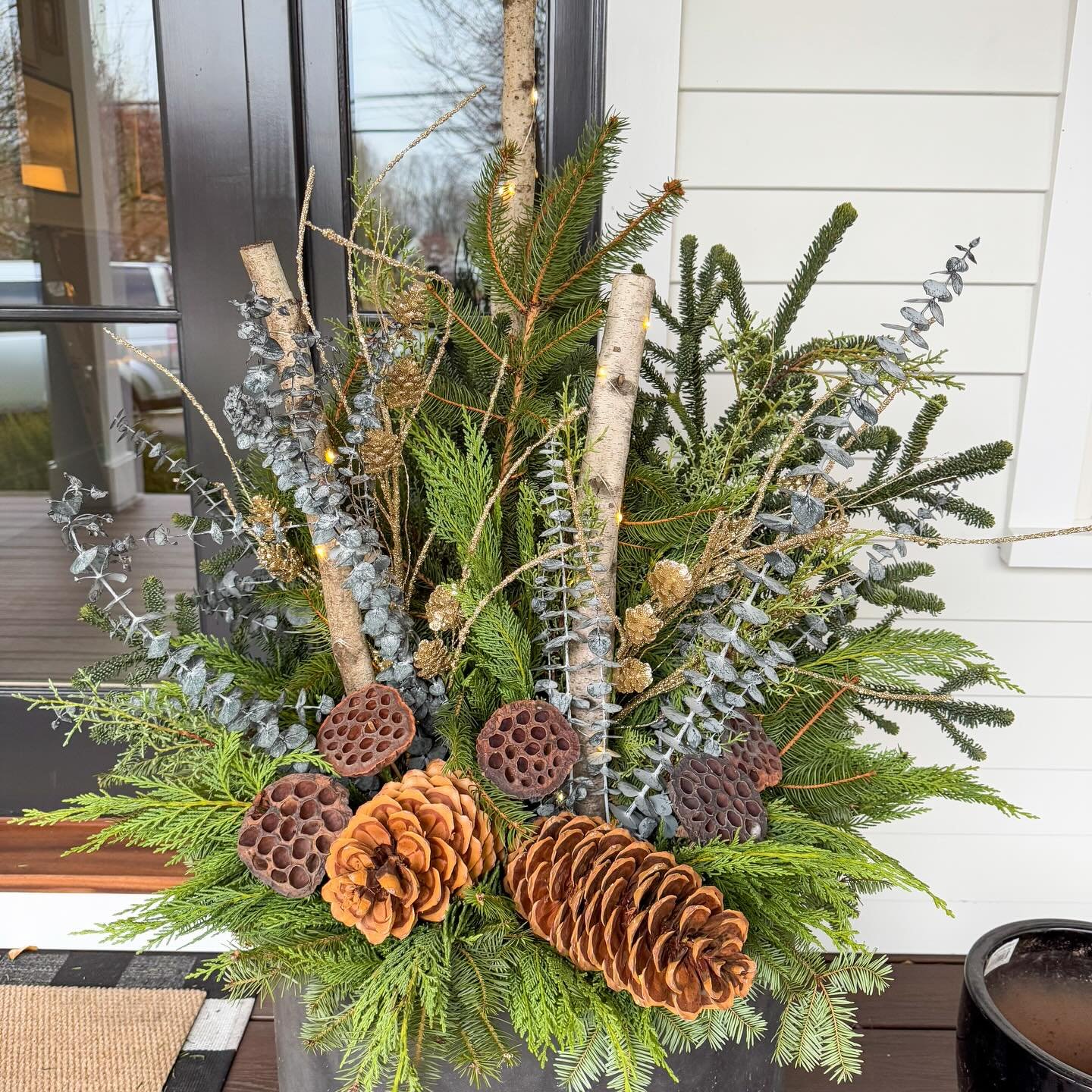 A bit of sparkle and a bit of blue for this planter pair. ✨💙

#bloomcraft #winterplanters #winterpots #holidaydecor #containergardening #containergarden #containergardener