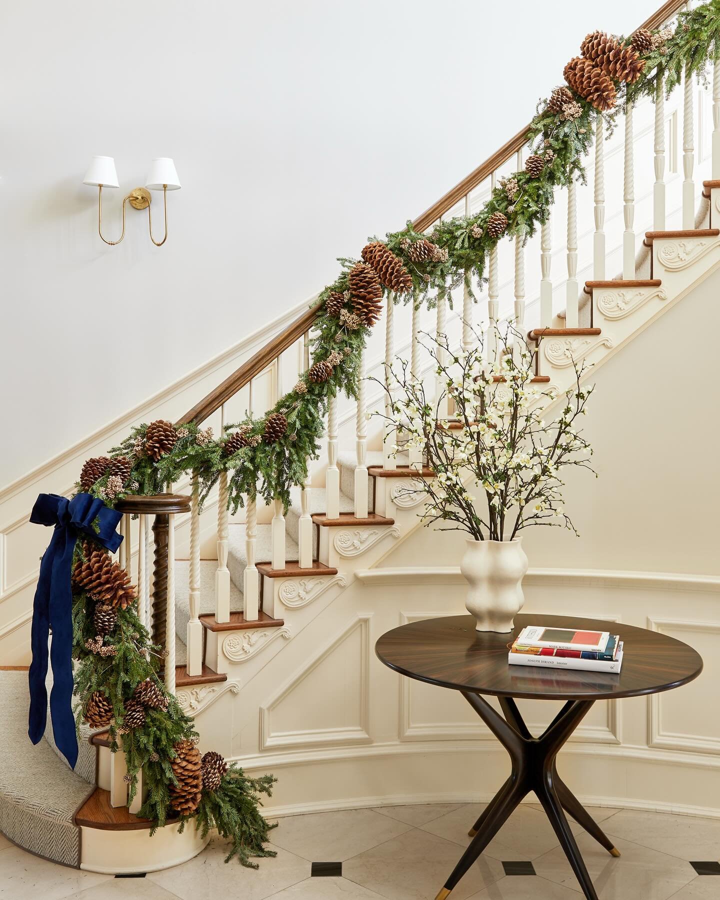There&rsquo;s nothing I love more than decking out a grand staircase for the holidays and this throw back from the @newcanaanholidayhousetour from year&rsquo;s ago is still one of my favorites and deserves a permanent place on the grid.

#bloomcraft 