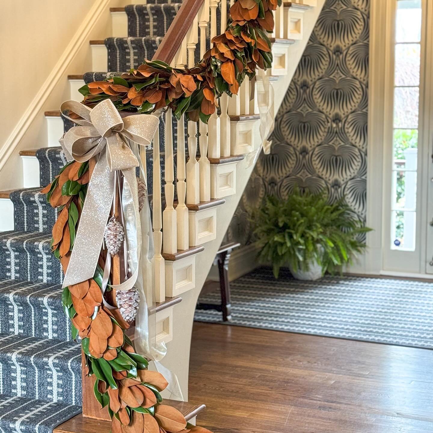 When a staircase is this good, it doesn&rsquo;t have take much to dress it for the holidays. Over 50 feet of fresh magnolia and clusters of shiny baubles for a bit of sparkle. ✨ 

#bloomcraft #holidaydecor #garland #christmasgarland #holidayseason #h