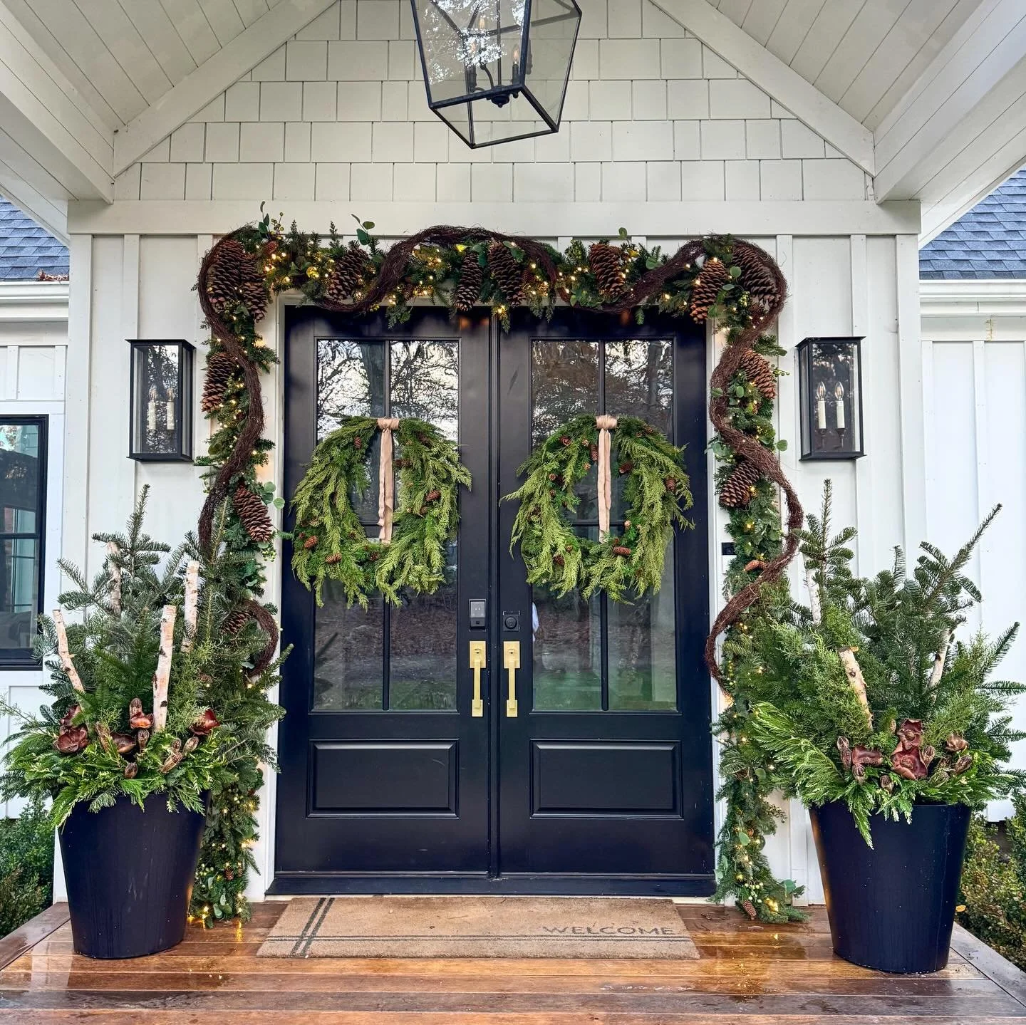 Let the holiday season begin!  We&rsquo;ve been hard at work decorating homes for the last couple of weeks and first up was for a family home out in East Hampton. 

#bloomcraft #holidayseason #christmasdecor