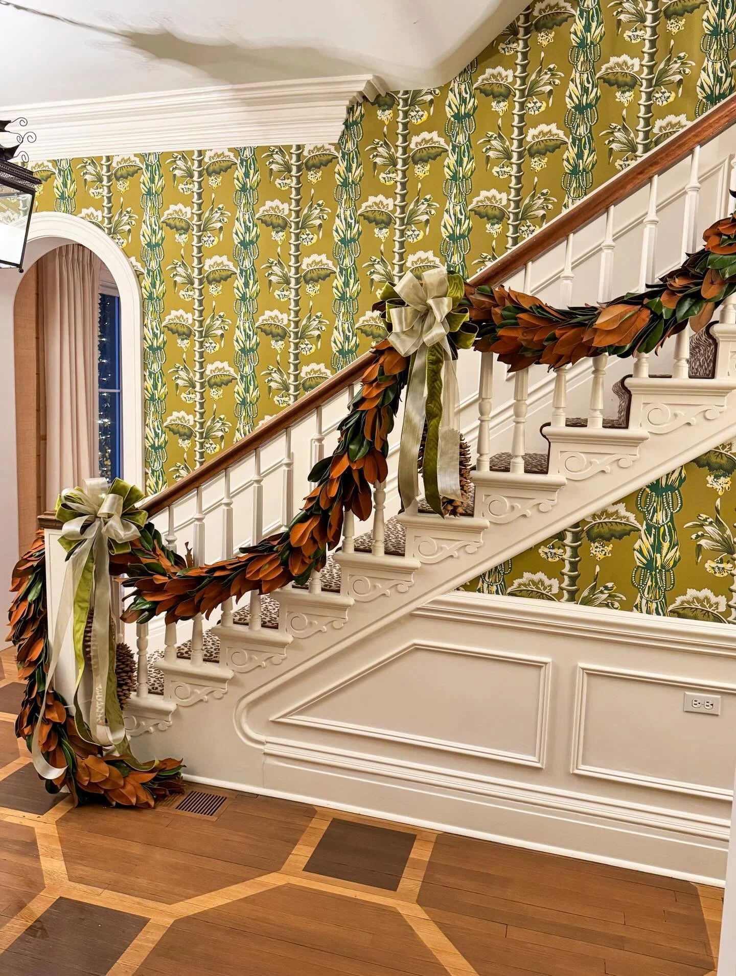 Holiday magic with magnolia 💚🤎 

#bloomcraft #christmasgarland #holidaydecor