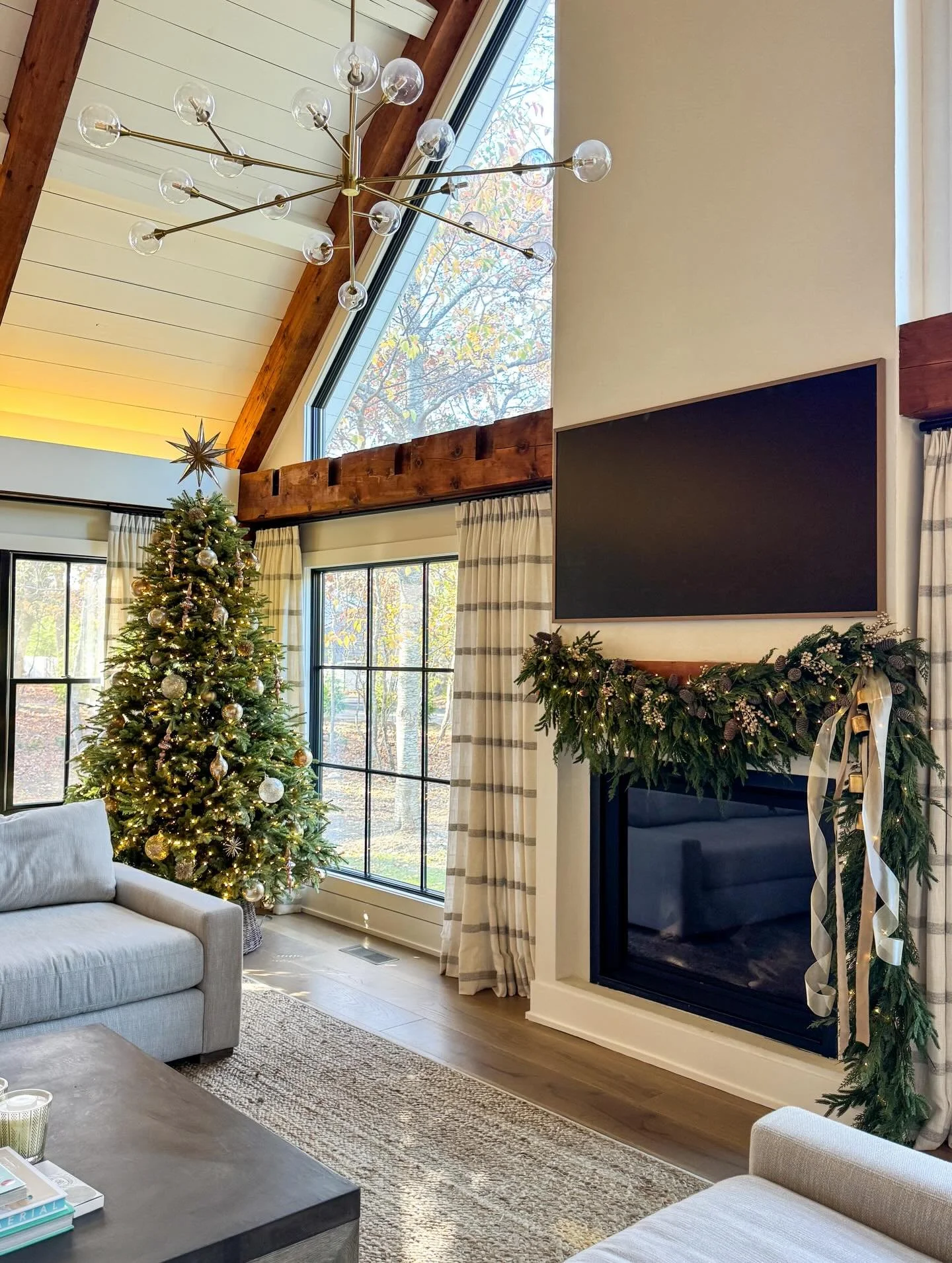 All holiday projects are complete (🎉🙌)! Now, it&rsquo;s time to share the all the homes we&rsquo;ve been working on behind the scenes. 

Back in the Hamptons to this light-filled great room. Since this family doesn&rsquo;t live here full-time, we w