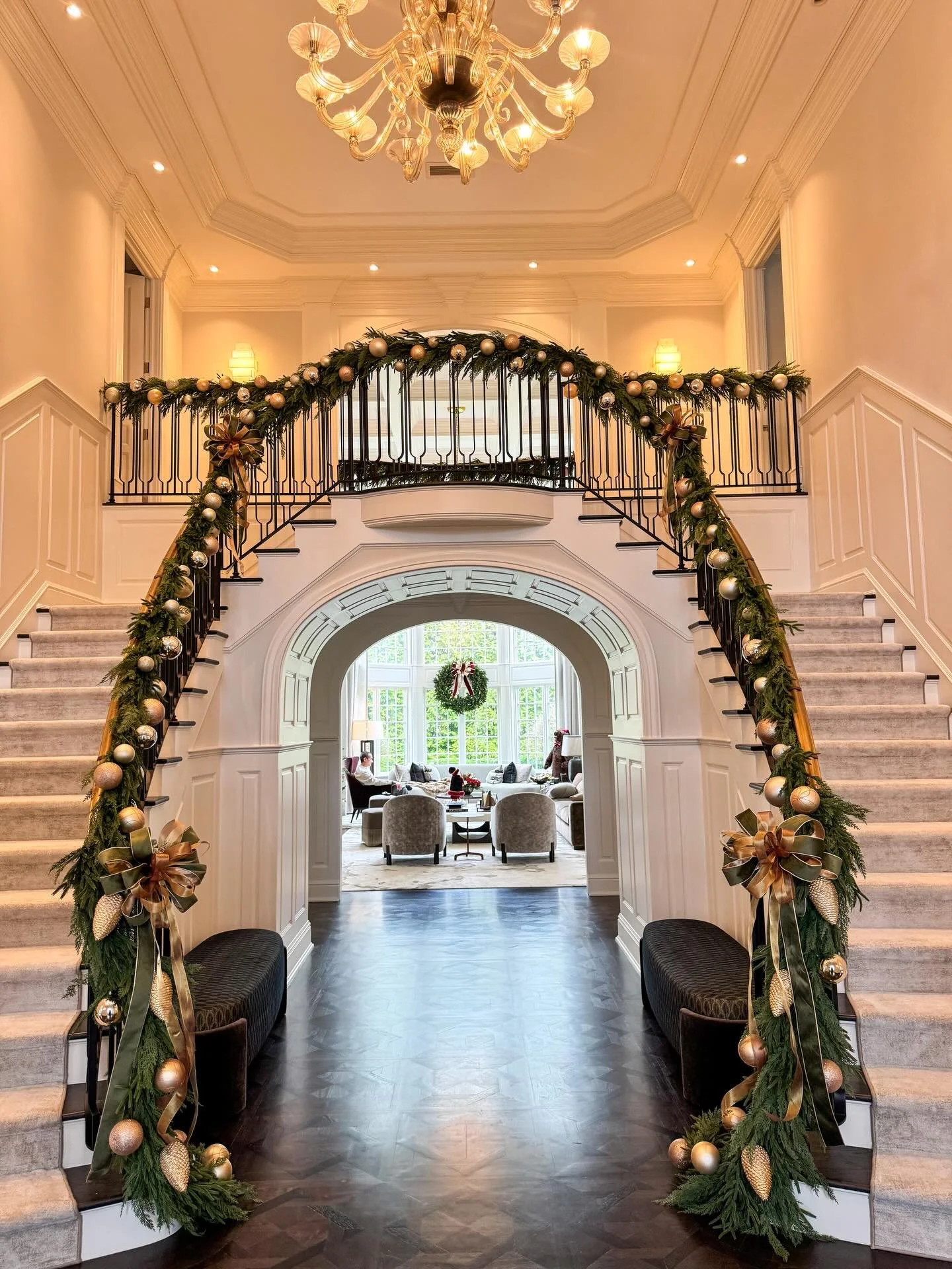 This grand staircase is dressed for the season 

#bloomcraft #christmasdecor #holidaygarland #seasonalstyling