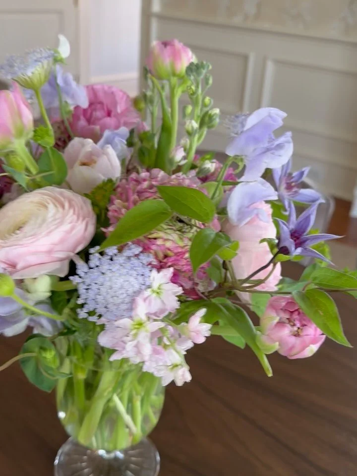 Feels like summer but looks like spring for last night&rsquo;s event 🌸

#bloomcraft #springflowers #springflorals #gardeninspiredfloristry
